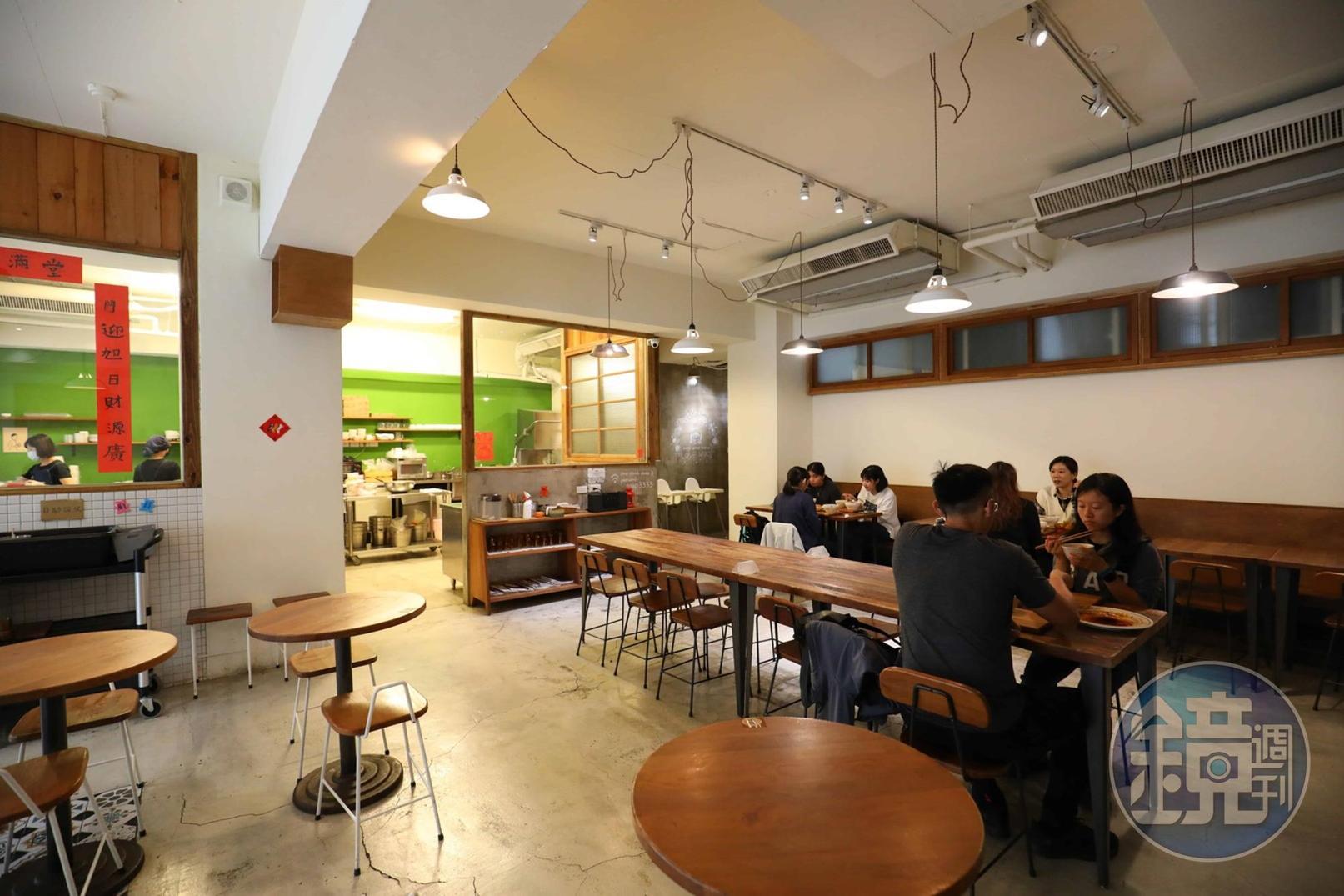 「小湯烏」店內空間非常寬敞，用餐不僅能保有空間也不和他人互相打擾。