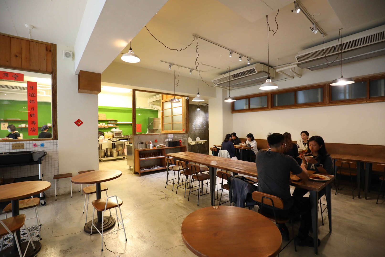 「小湯烏」店內空間非常寬敞，用餐不僅能保有空間也不和他人互相打擾。