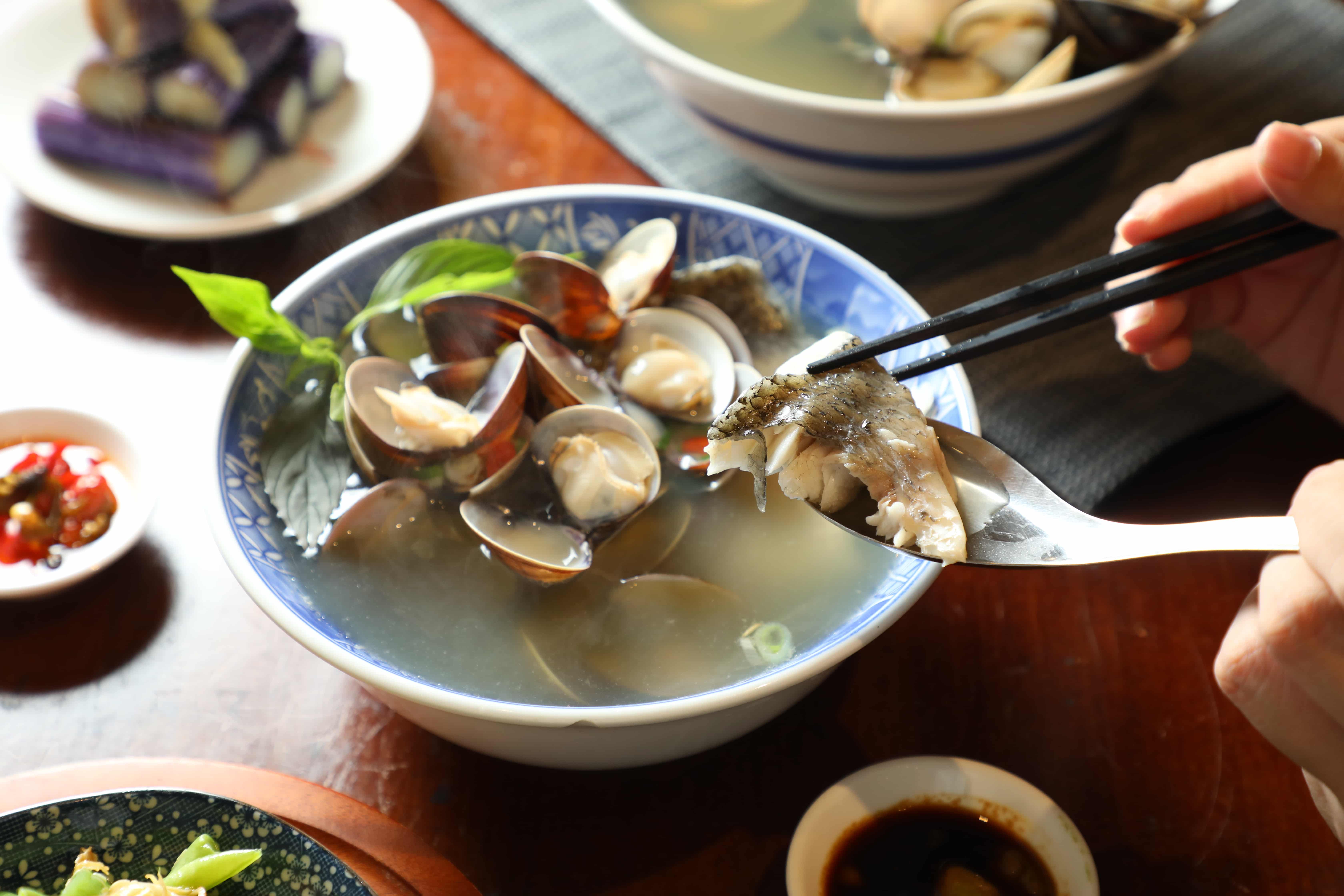 同樣選用七星鱸魚的懶人專屬「無刺魚片湯」，可以安心大快朵頤。（時價，圖中為260元／碗）
