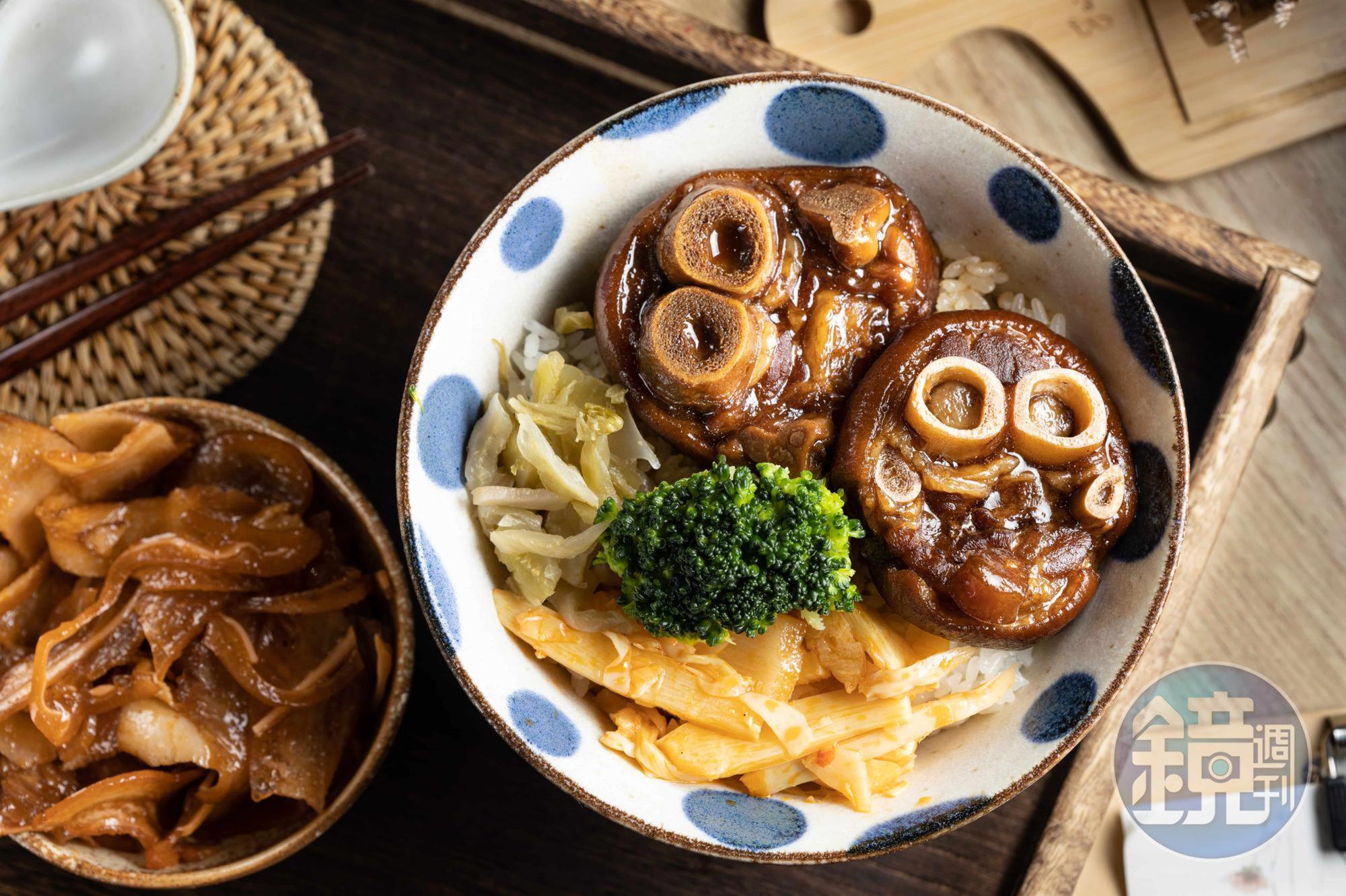想來點豐盛的，滷到軟嫩噴香的「豬腳飯」會是不錯的選擇。（90元／份）