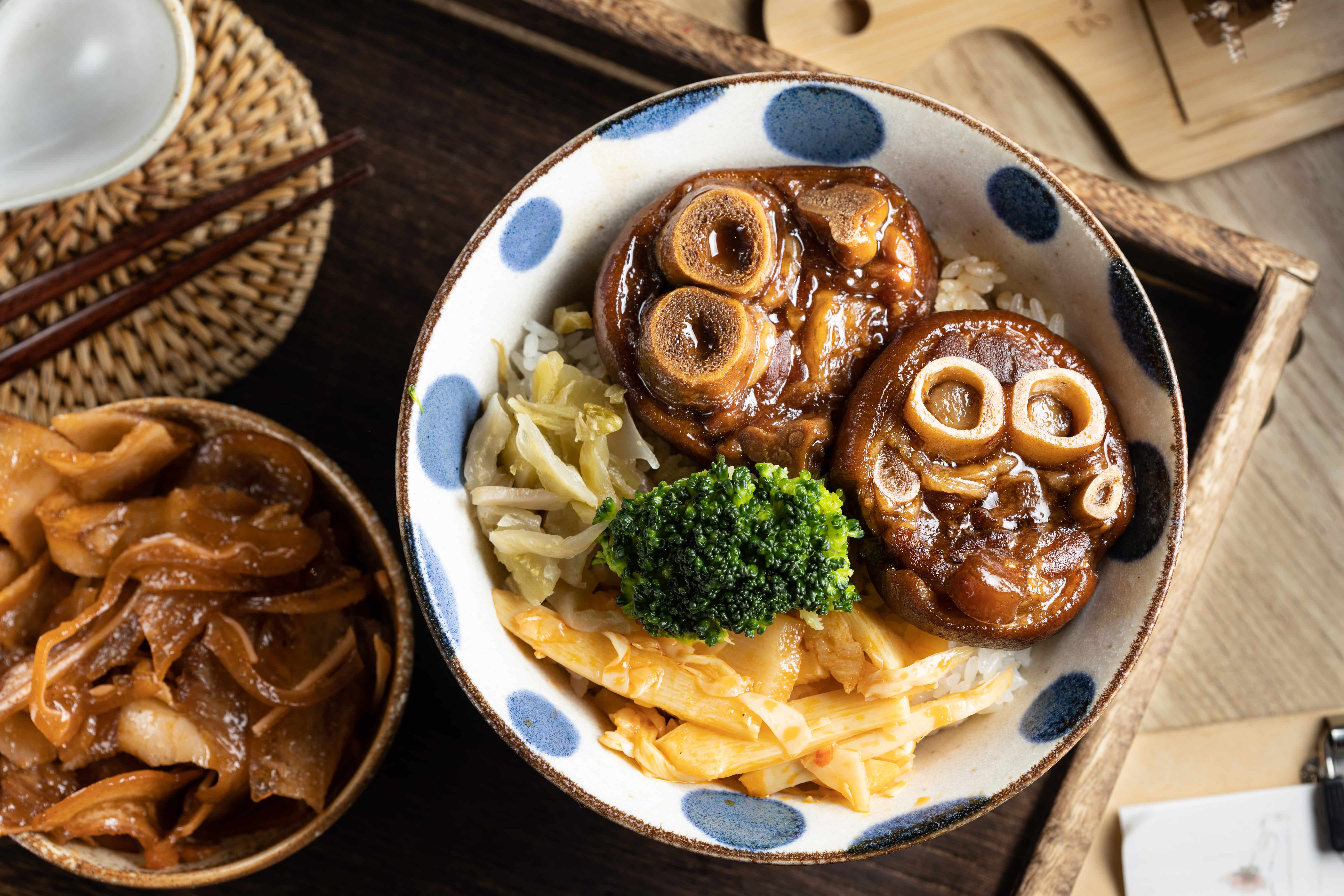 想來點豐盛的,滷到軟嫩噴香的「豬腳飯」會是不錯的選擇。(90元/份)