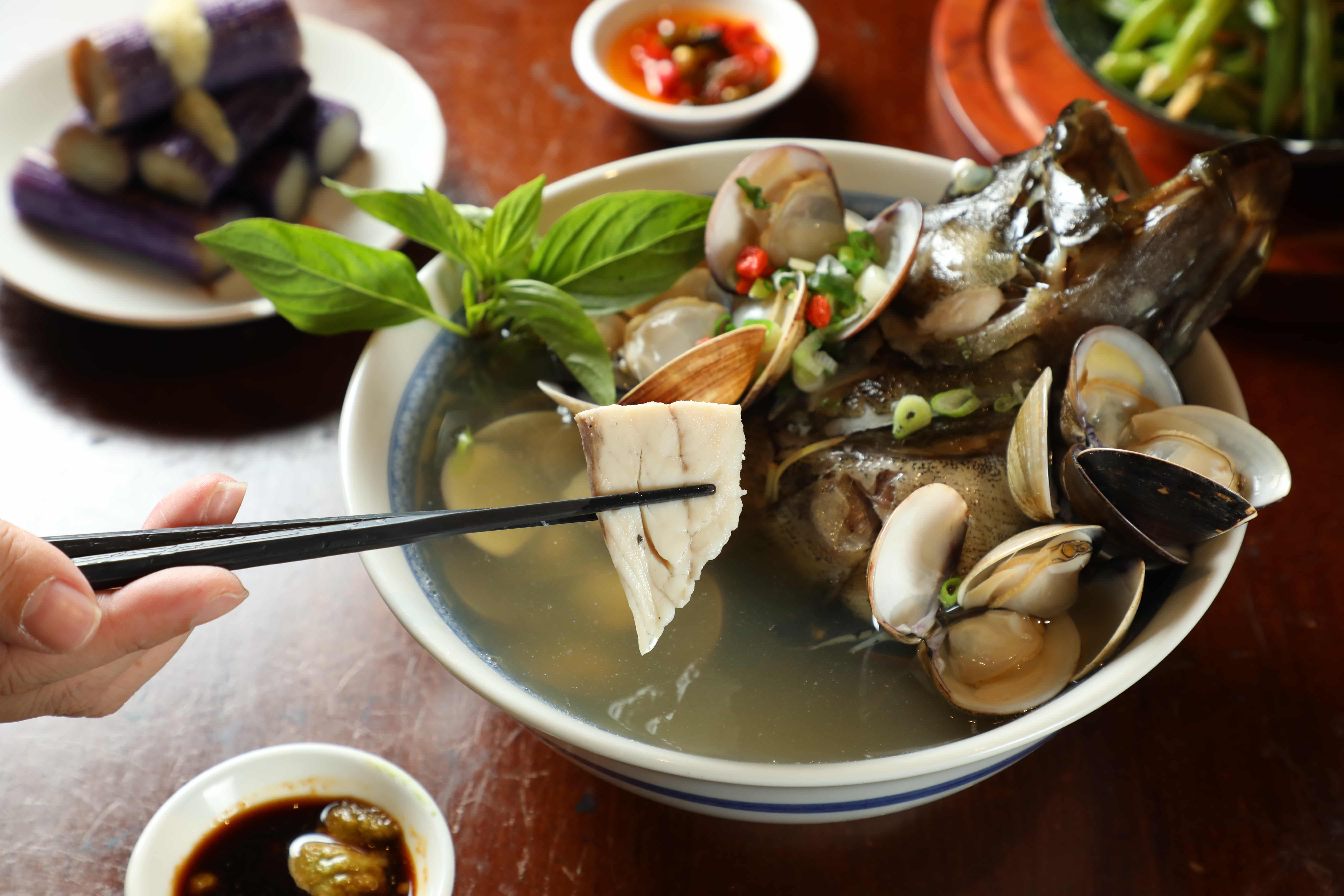 選了魚頭部位的「石斑魚湯」，肉質比起中、尾段，更加軟滑鮮嫩。（時價，圖中為300元／碗）