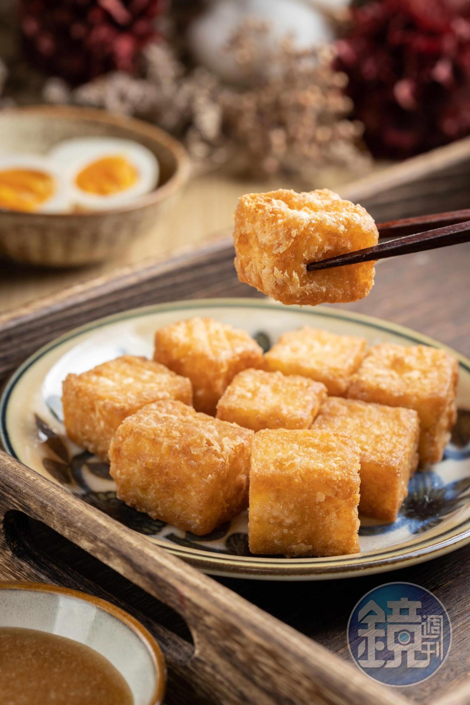 名字就吉利的「金沙富粿」，外酥內嫩，搭配藥膳湯意外的無違和。（75元／份，9塊）