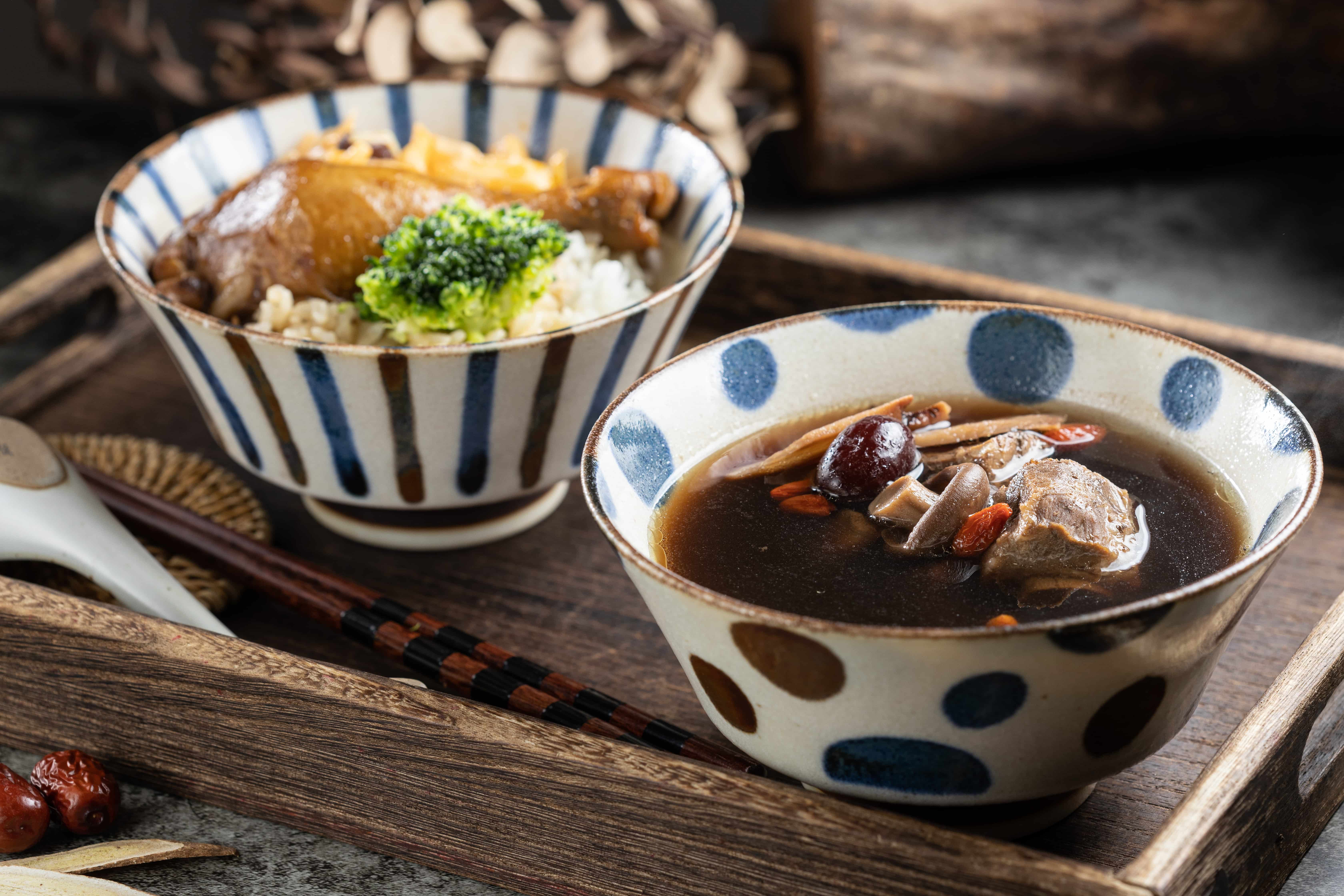 「藥燉排骨湯」(右,150元/份)除了湯頭帶有藥膳的甜潤,排骨更是燉至骨肉分離的嫩口,搭配「醬控雞肉飯」(左,60元/份)也頗合拍。