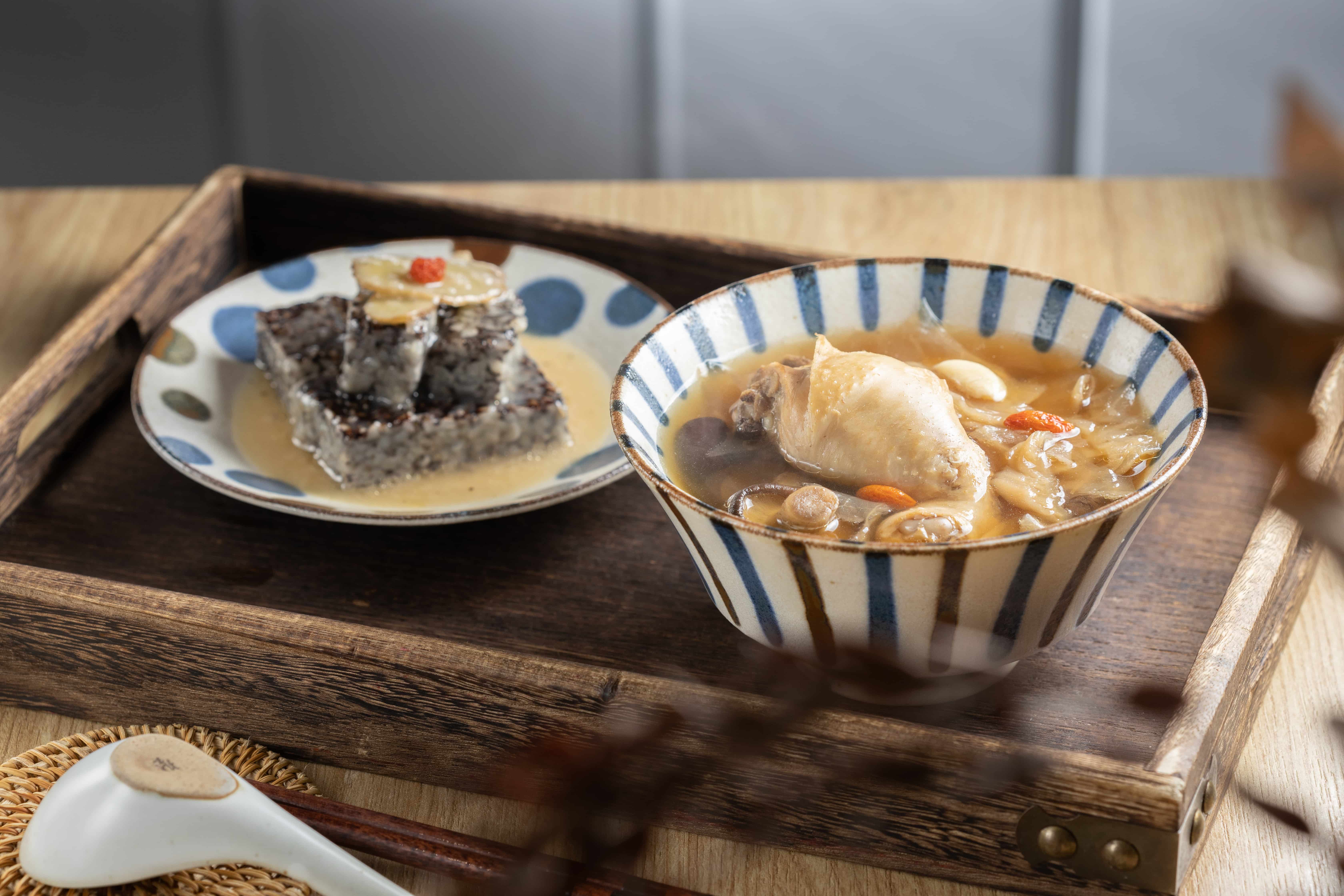 「高麗菜雞湯」(右,110元/碗)飽含著蔬菜醃製日曬後的甜與鹹味,如同「太陽的味道」;「麻油米血」(左,50元/份)則是美味拍檔。
