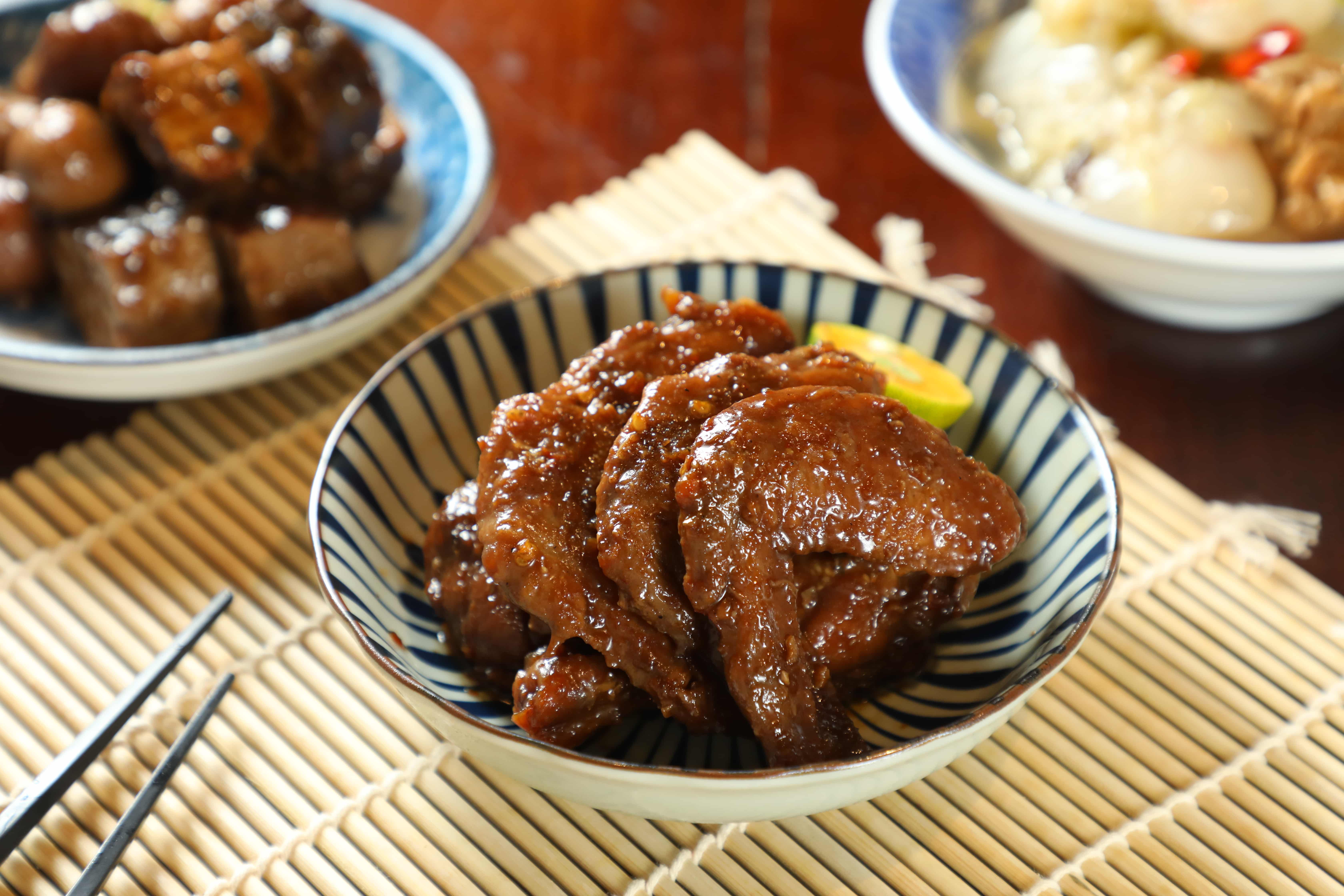 除了喝湯吃飯，菜單上也有不少冷盤小菜，像是醬香十足的「焦糖雞翅」。（120元／份）