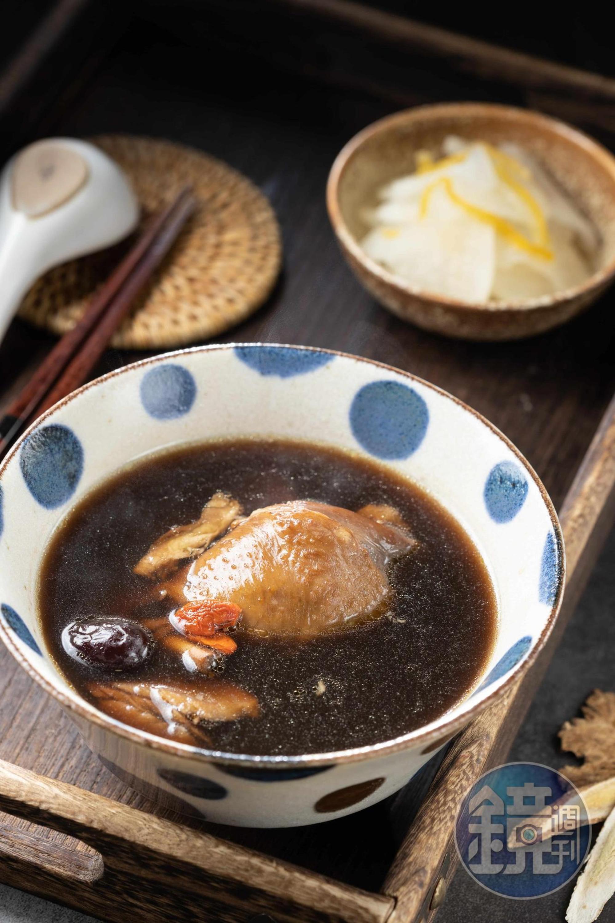 冬季限定的「何首烏雞湯」（前，150元／份），能在黑透的湯頭中品到多層次的中藥香氣與甘甜，適合搭配「柚香蘿蔔」（後，35元／份）。