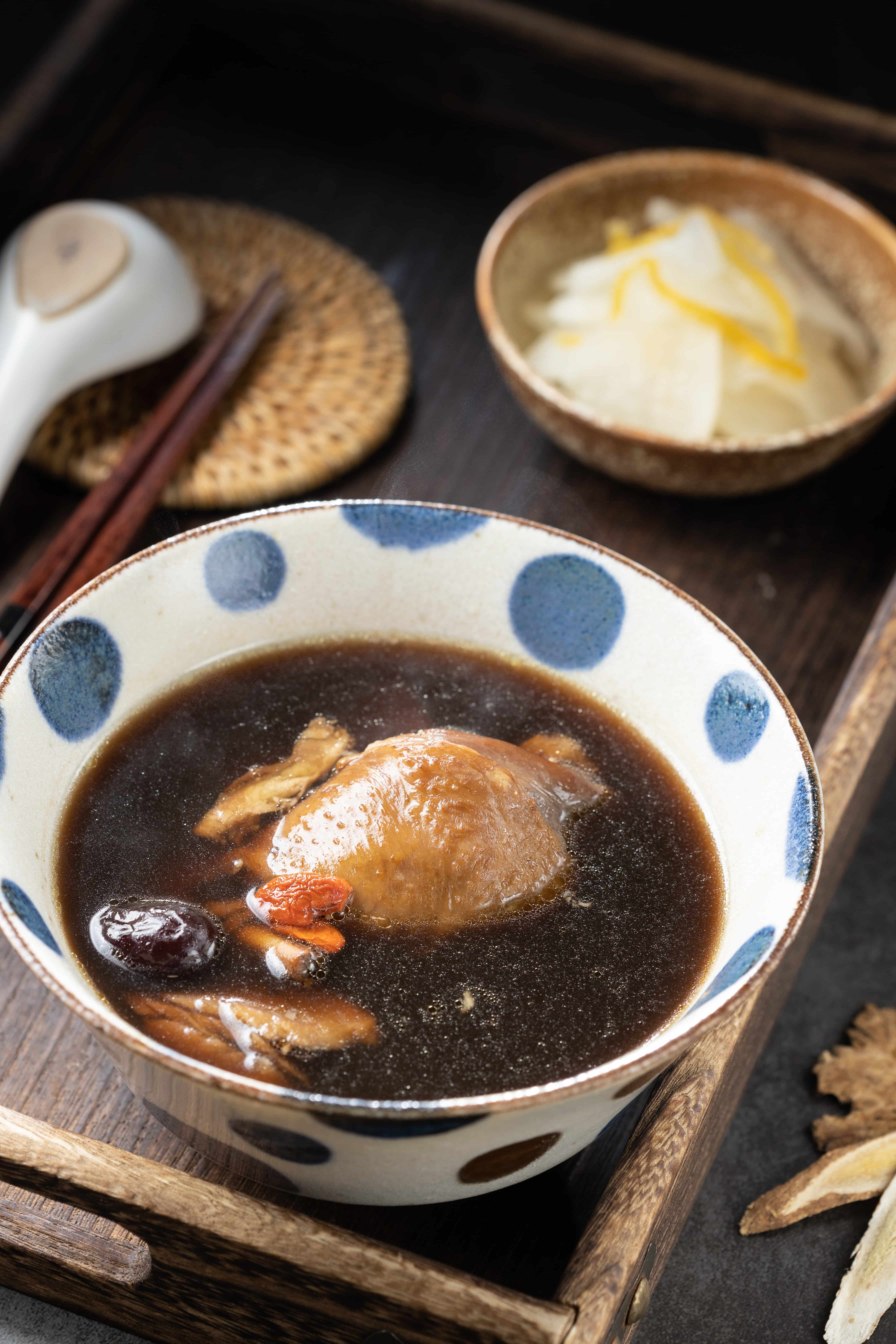 冬季限定的「何首烏雞湯」(前,150元/份),能在黑透的湯頭中品到多層次的中藥香氣與甘甜,適合搭配「柚香蘿蔔」(後,35元/份)。