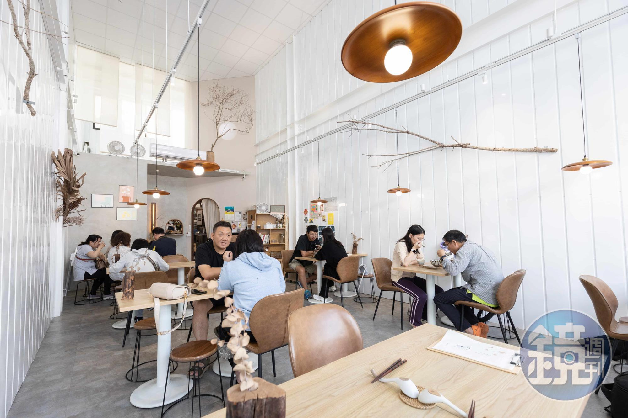「屋裏的湯」即使在平日中午用餐時間，店內都是坐滿客人的光景。