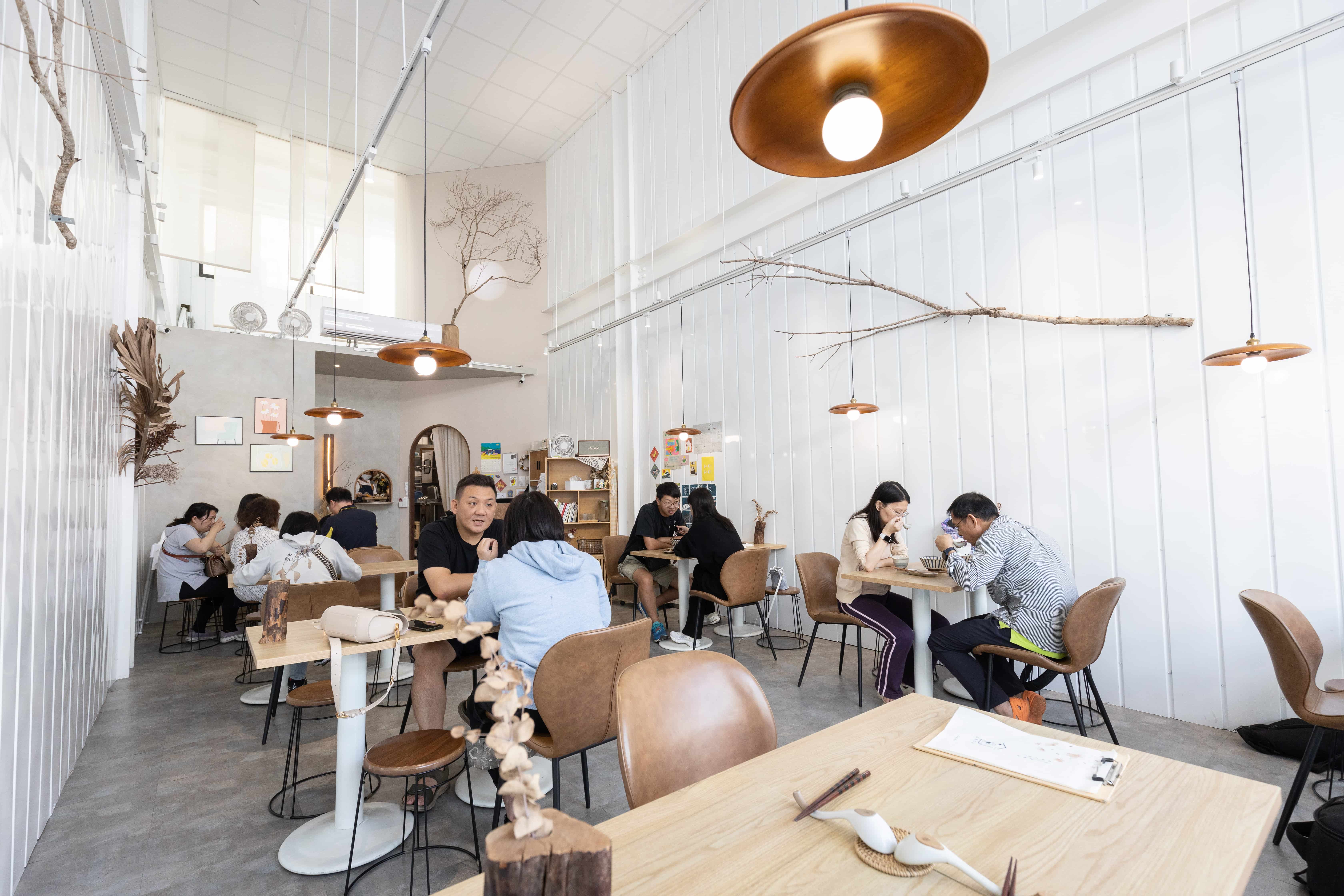 「屋裏的湯」即使在平日中午用餐時間,店內都是坐滿客人的光景。