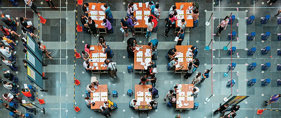 COVID-19疫情期間，桃園配合中央推出擴大急難紓困專案，2020年至2021年共發放超過9萬件的救助個案。（桃園市政府提供）