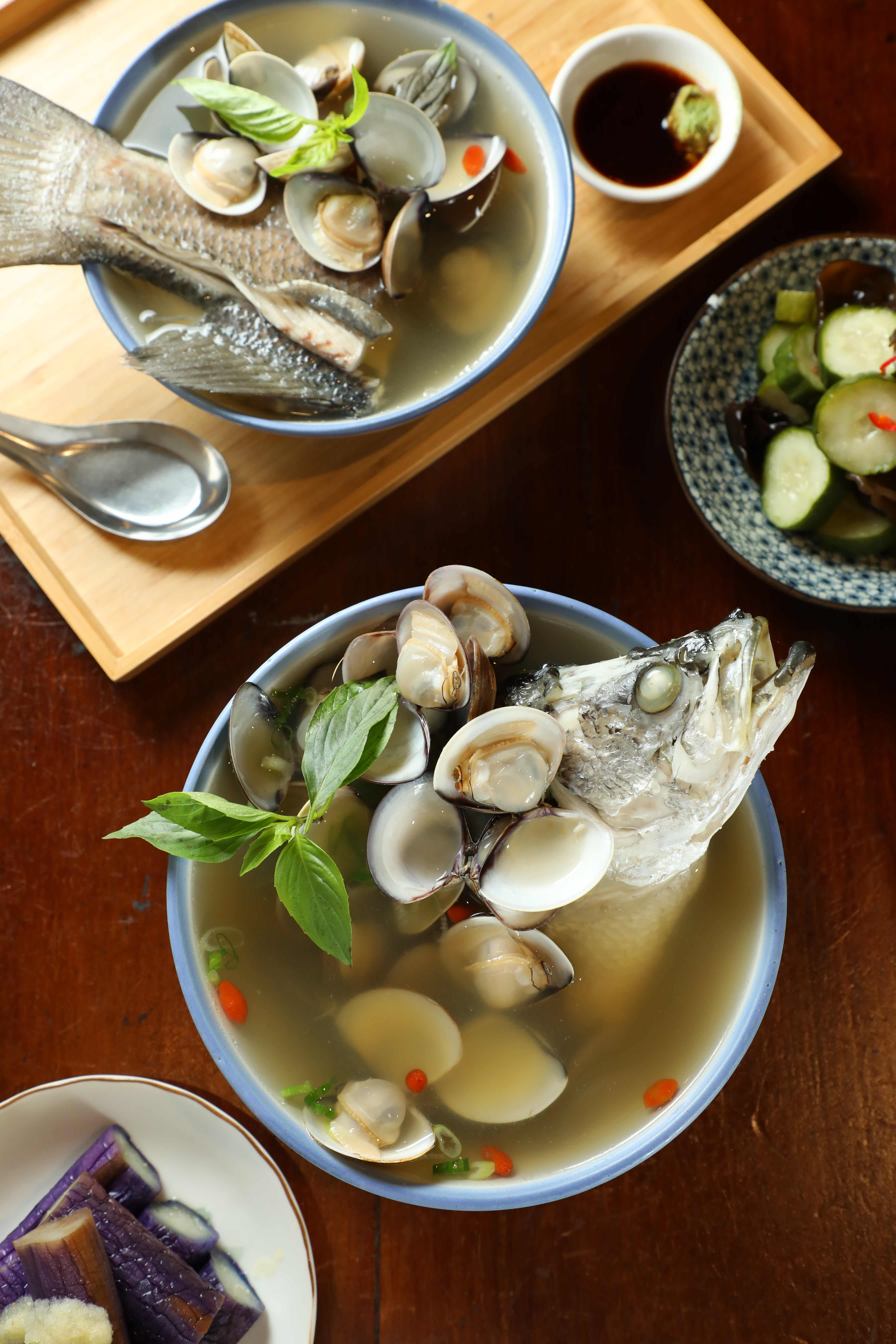 選用七星鱸魚頭、尾段的「鱸魚湯」，是「超人鱸魚」的經典招牌。（時價，圖中皆為200元／碗）