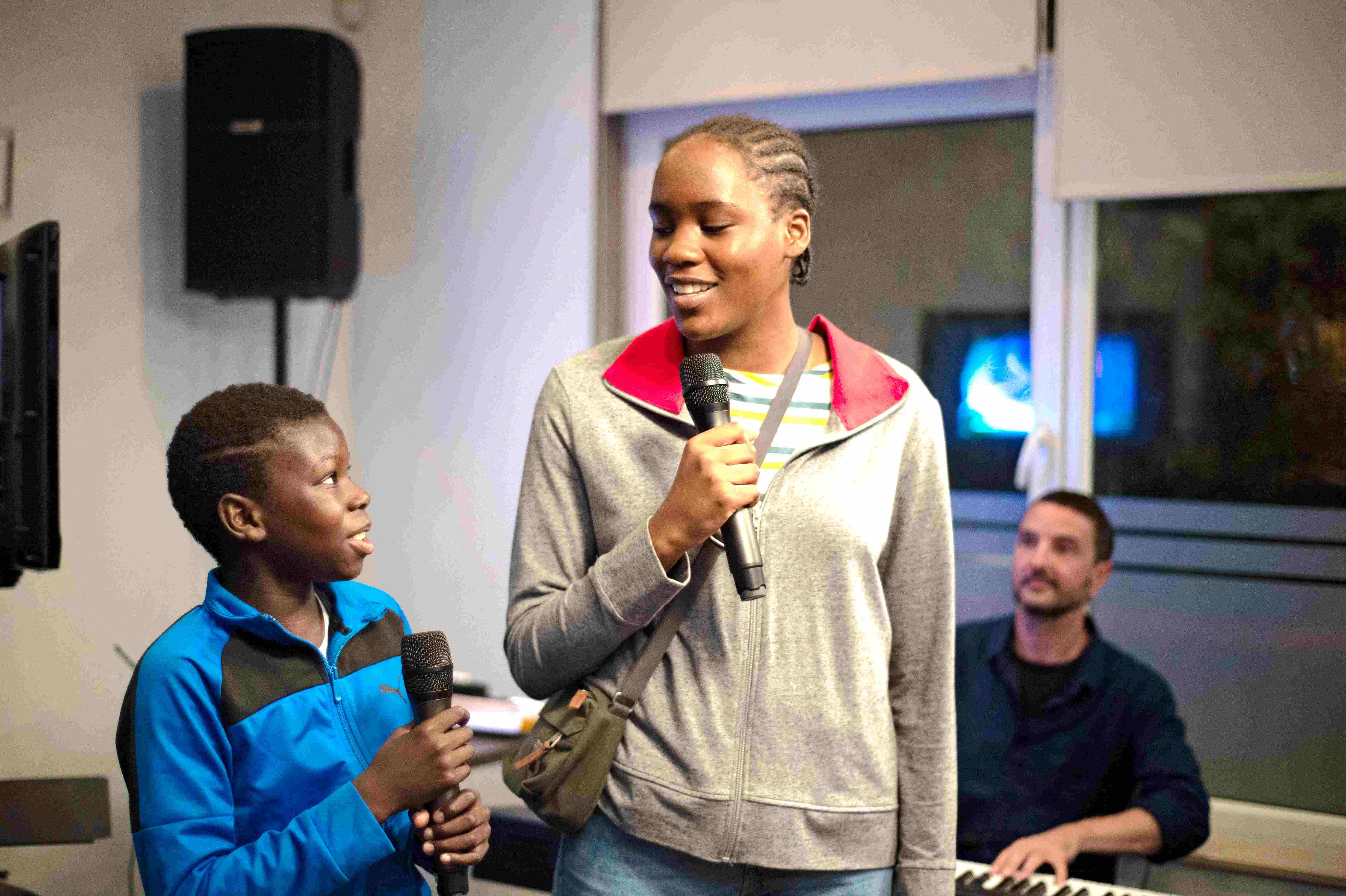 2位非裔孩子從非洲偷渡到比利時，情同姐弟的2人最終卻因僅有1人拿到居留證，踏上不同人生際遇。（海鵬）