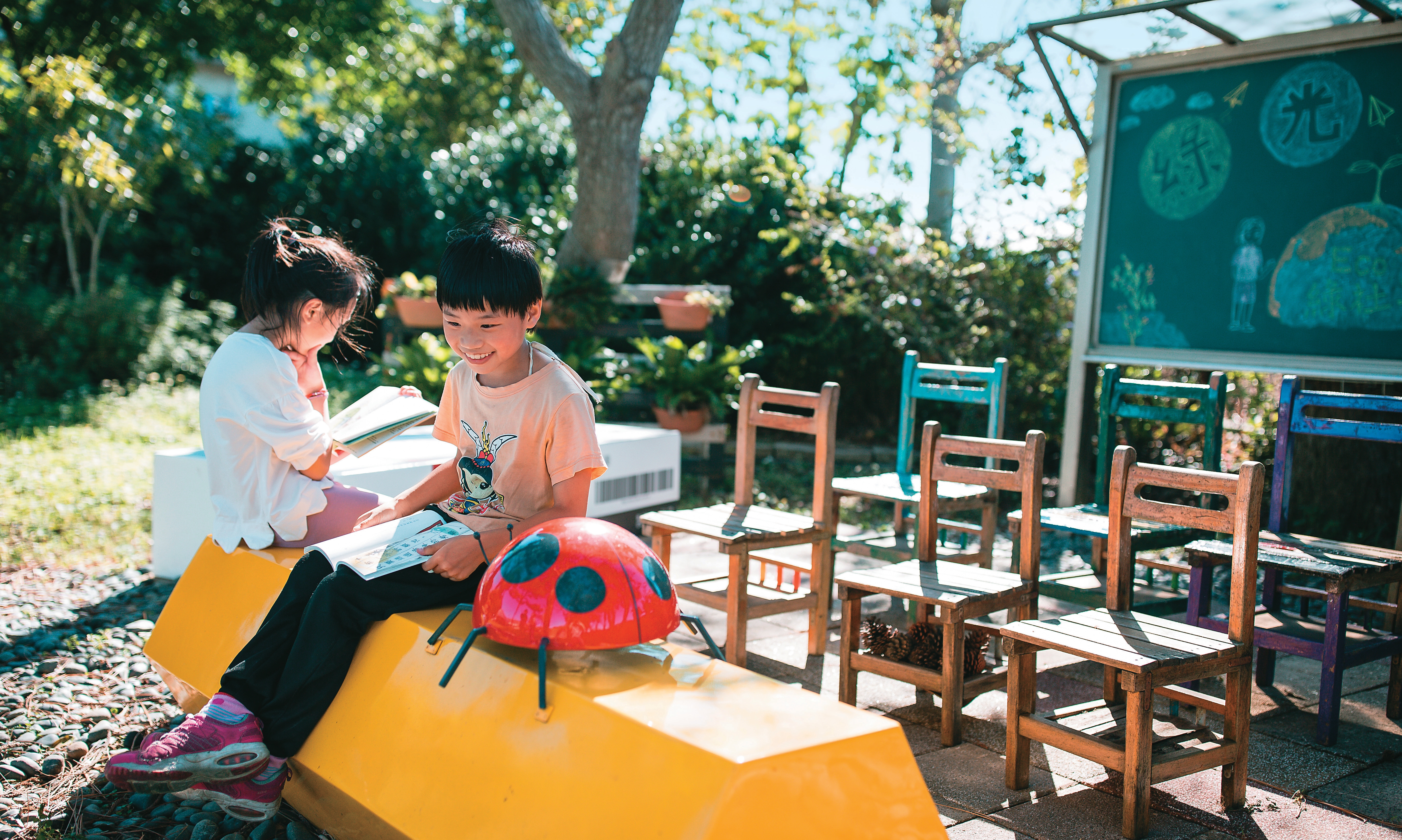 社子國小「未來星期五」活動響應氣候少女Greta Th¬unberg的理念，當天不開冷氣吹電扇、午餐午休不開燈、寧靜閱讀到戶外；而大樹下的「綠光教室」是學生喜愛放鬆閱讀的角落。