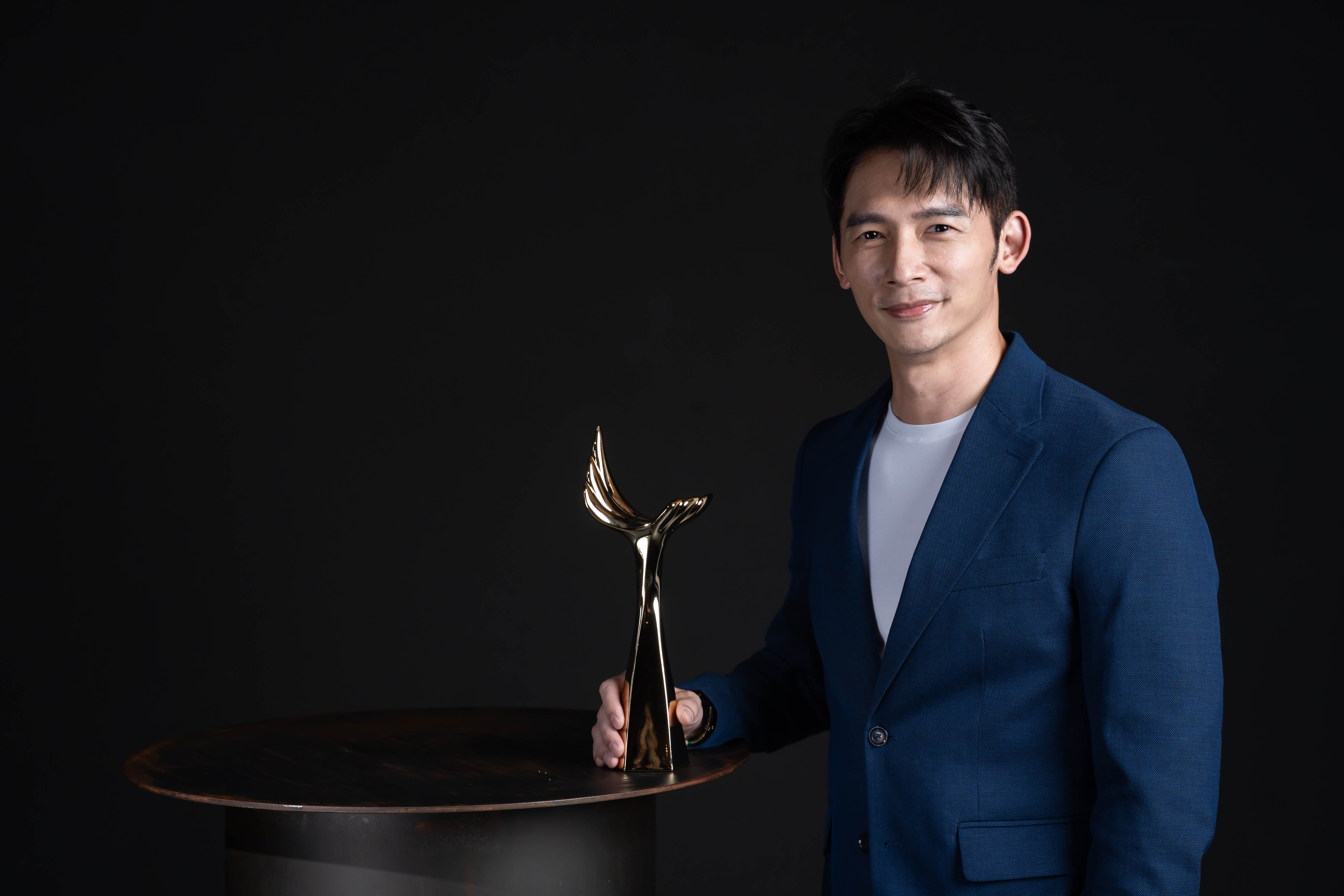 温昇豪為新創立的《新風獎》擔任品牌大使，他不僅是合作單位世新大學學長，自己也擁有影視作品出品人、監製、演員等身分。（風度影業提供）