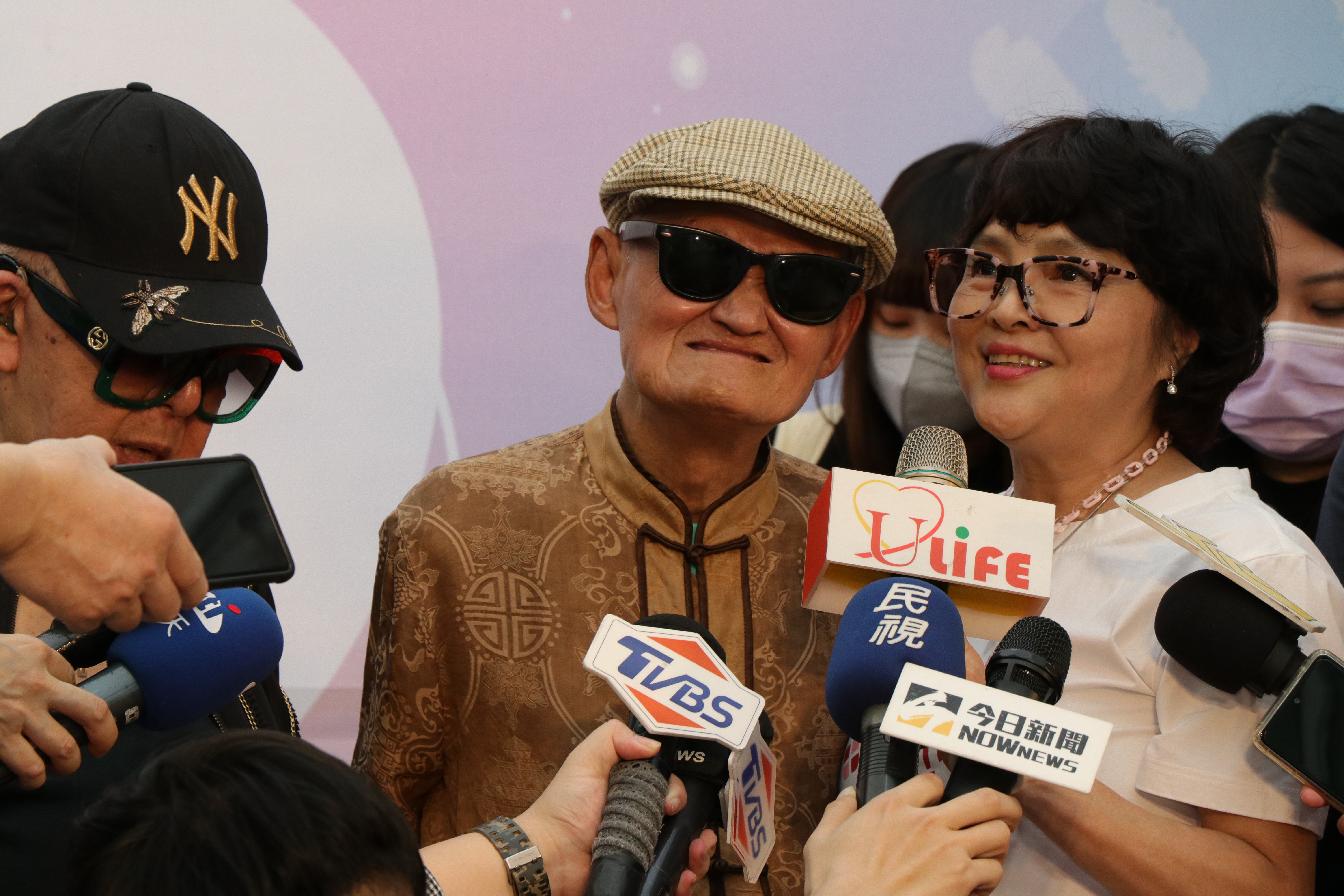 李炳輝（左）在好友紀寶如陪同下接受訪問。（台灣優質生命協會提供）