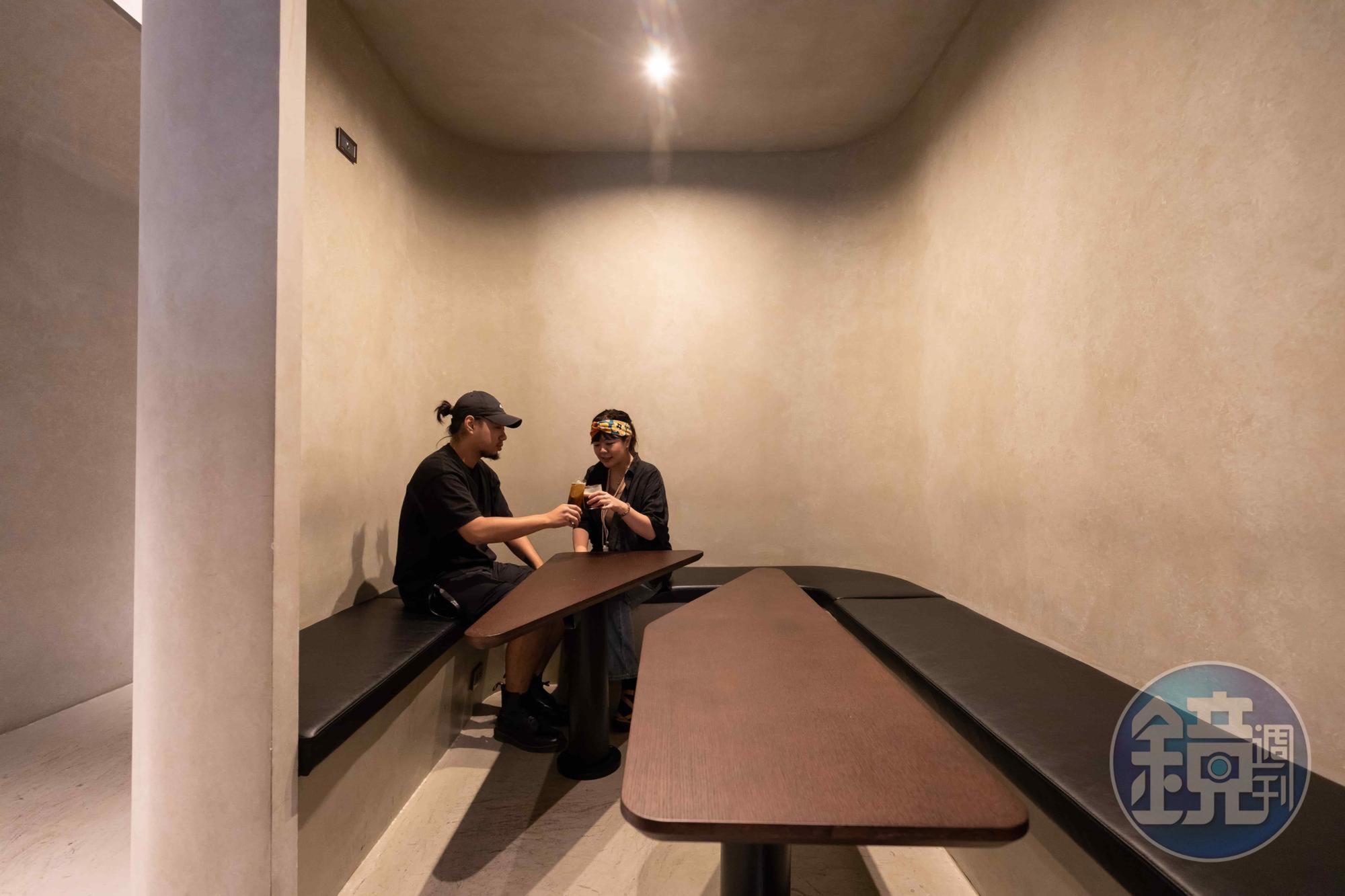 靠近內側吧檯如同小包廂的座位區能夠同時容納較多人數，也讓互不相識的客人多了交流的可能。
