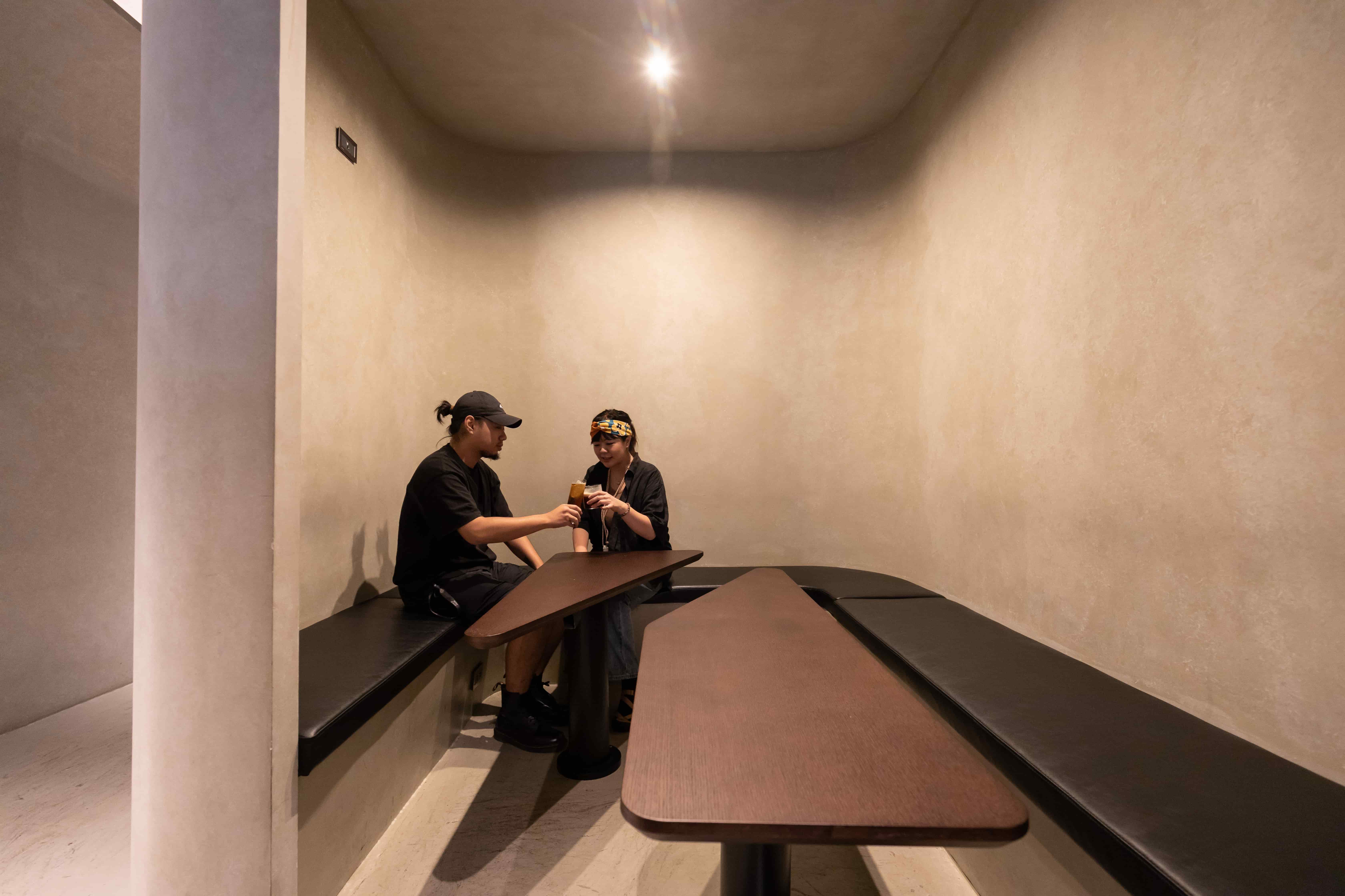 靠近內側吧檯如同小包廂的座位區能夠同時容納較多人數，也讓互不相識的客人多了交流的可能。