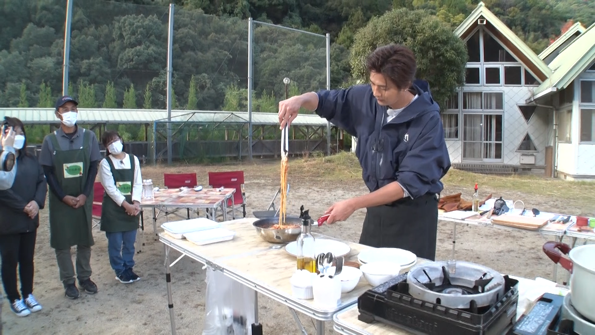 喜歡料理的速水茂虎道在《速水茂虎道的移動廚房》第二季不只一次做一道主菜,還多加了兩三道小菜。(KKTV提供)