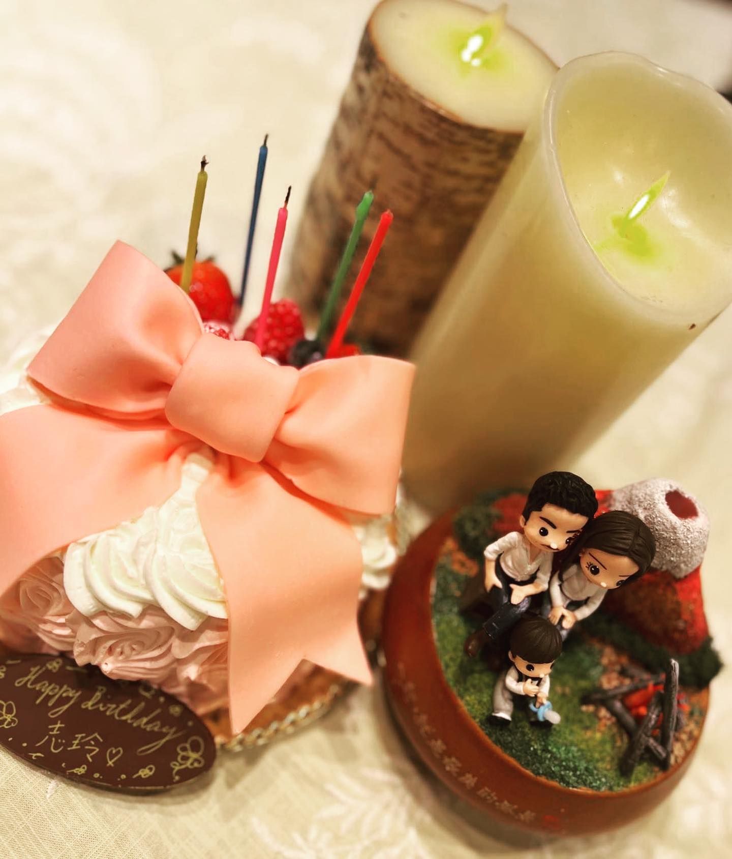 婆婆買了生日蛋糕送林志玲,上頭有她和AKIRA、兒子的三人公仔,相當可愛溫馨。(翻攝自林志玲臉書)