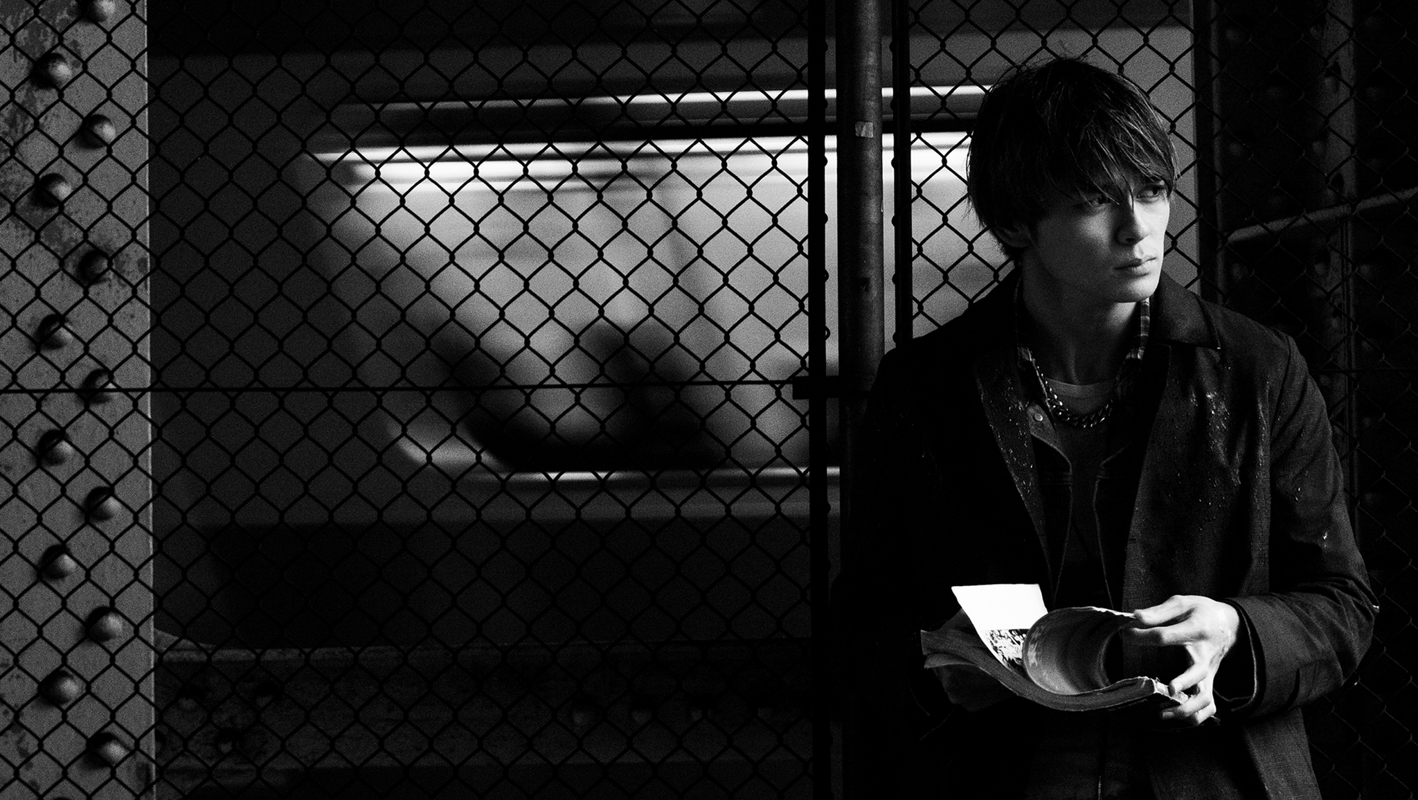 真榮田鄉敦在電影《遠方的閃光》中飾演失明後透過手術找回視力的少年，但他眼中的世界沒有顏色。（東京國際影展提供）