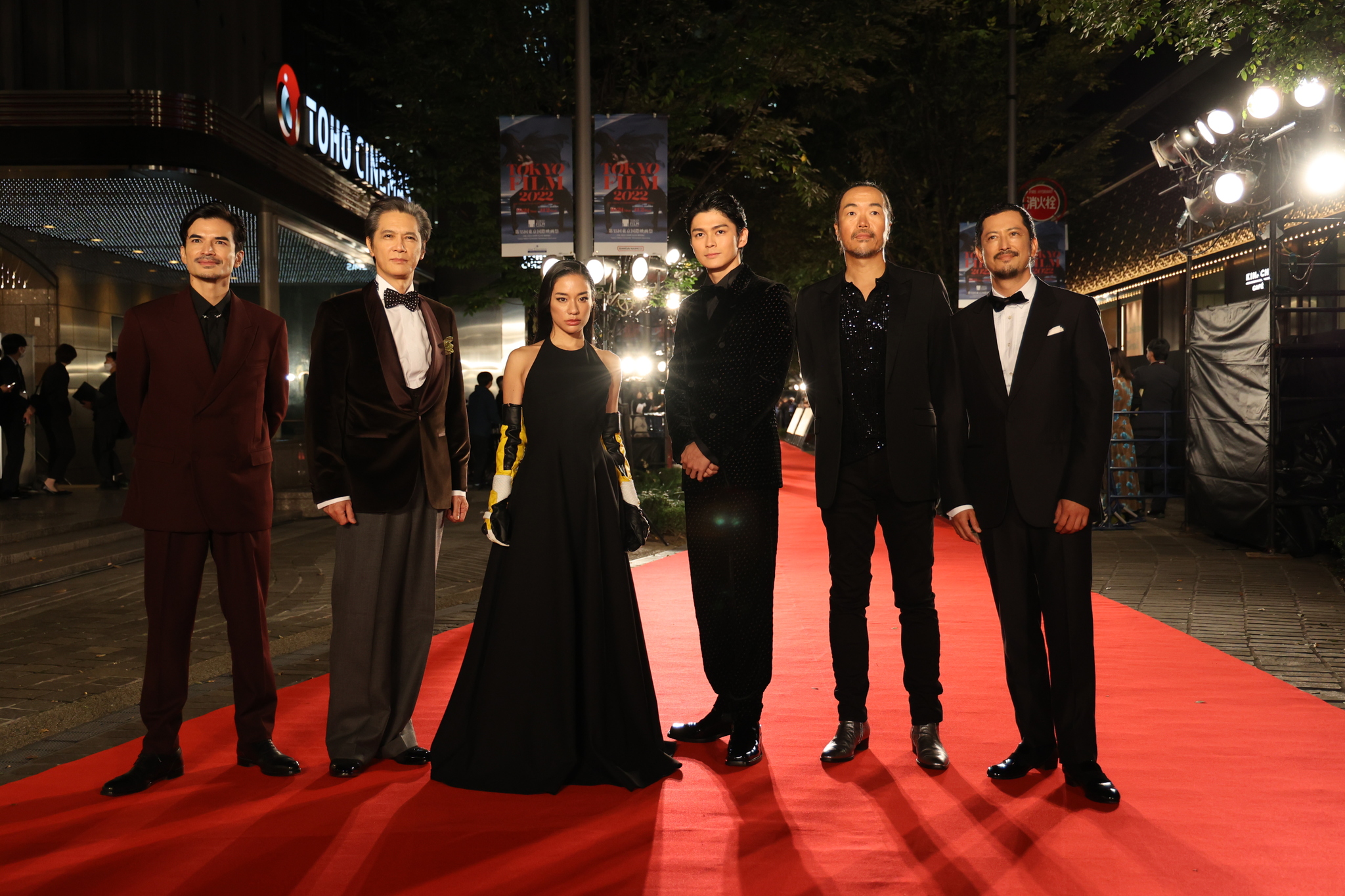 半野喜弘（右）率領《遠方的閃光》演員尚玄 （左起）、Awich、真榮田鄉敦、池内博之、加藤雅也出席第35屆東京國際影展。（東京國際影展提供）