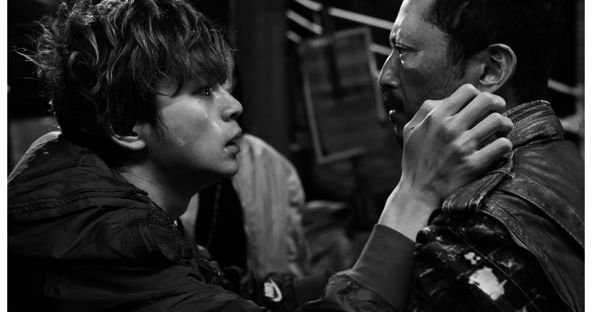 電影《遠方的閃光》是新生代演員真榮田鄉敦（左）首次主演的作品，片中他與池內博之有精彩對手戲。（東京國際影展提供）