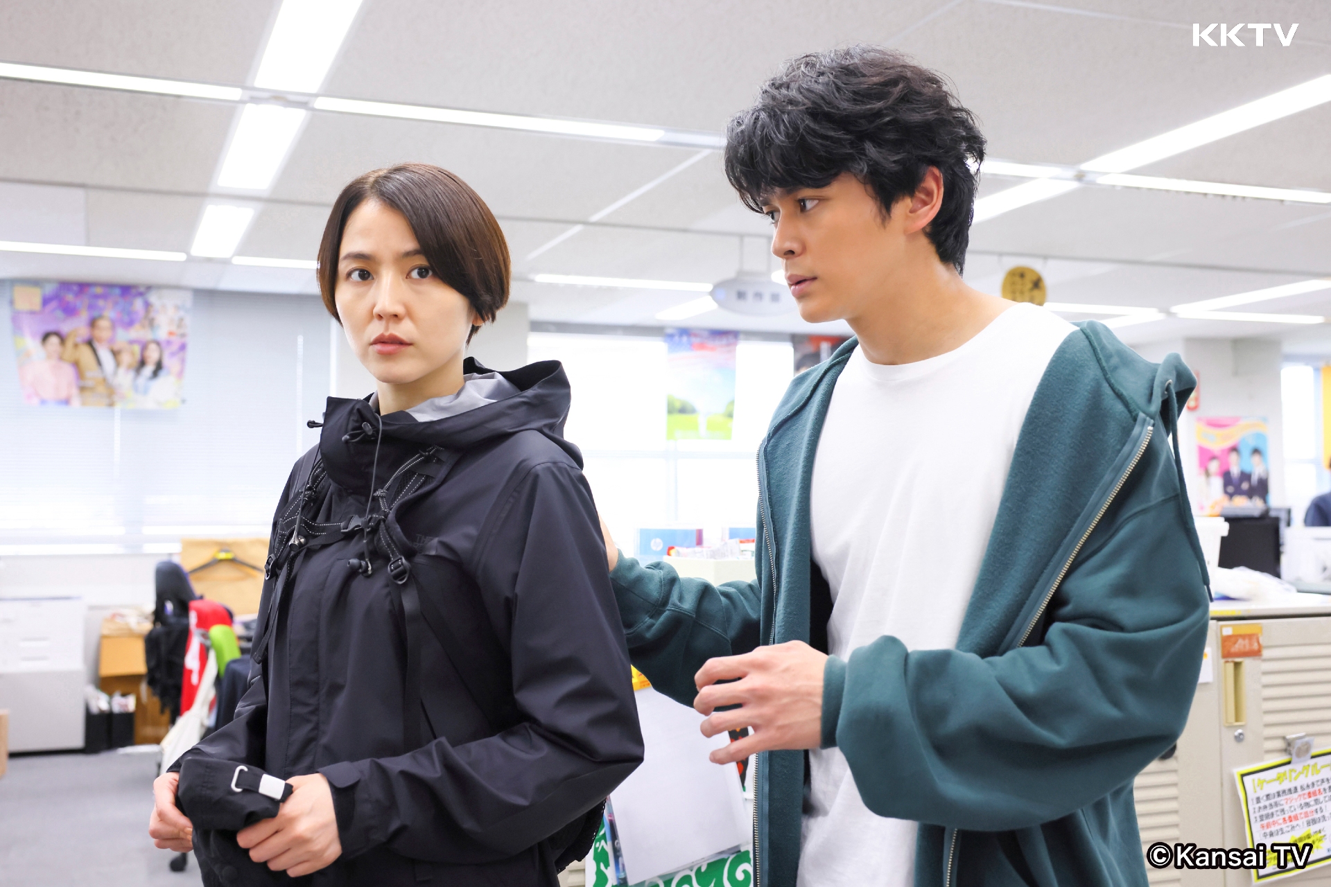 真榮田鄉敦(右)出道3年人氣扶搖直上,最近在新劇《ELPIS-是希望還是災禍》和長澤雅美飆戲。(KKTV提供)