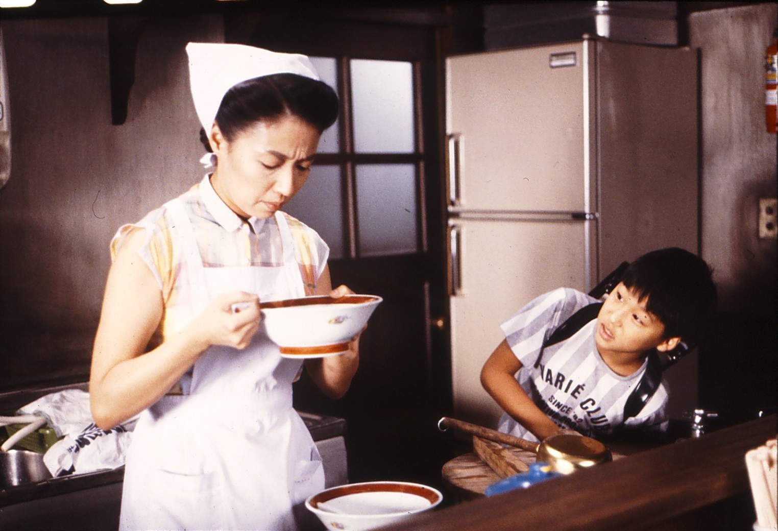 宮本信子（左）表示，演員要全力以赴才能達成伊丹十三的嚴格要求，右為他們的次子伊丹萬平。（ 台北双喜電影提供）