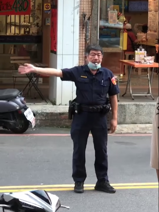 員警站在馬路中央,盡責地吹哨指揮交通。(翻攝自爆笑公社2)