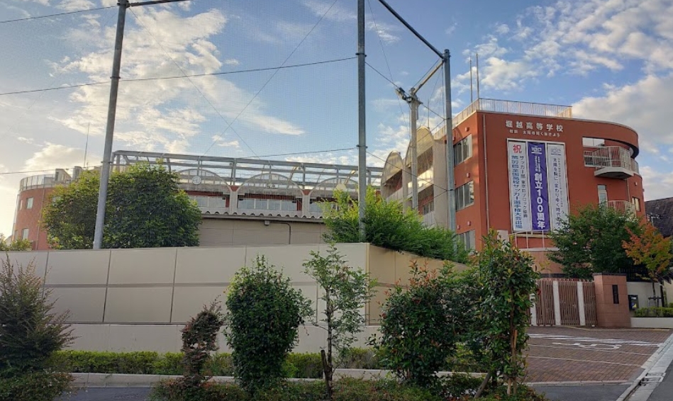 女學生因違反禁愛令遭堀越高中逼退離校提起訴訟求償,判決今天出爐。(翻攝自Google Map)