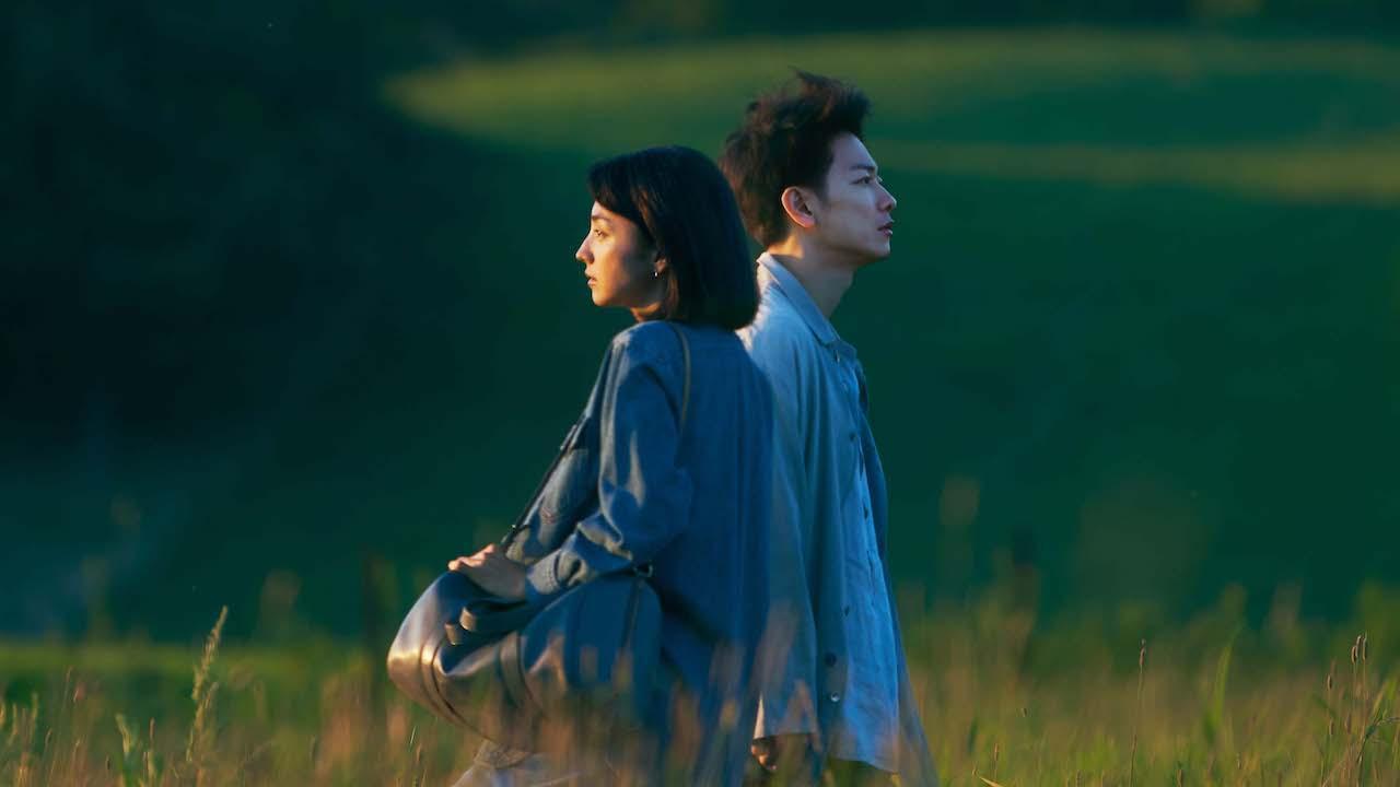 佐藤健（右）與滿島光（左）飾演一對20年前就不幸丟失對方的初戀情人。（翻攝自推特@NetflixJP）
