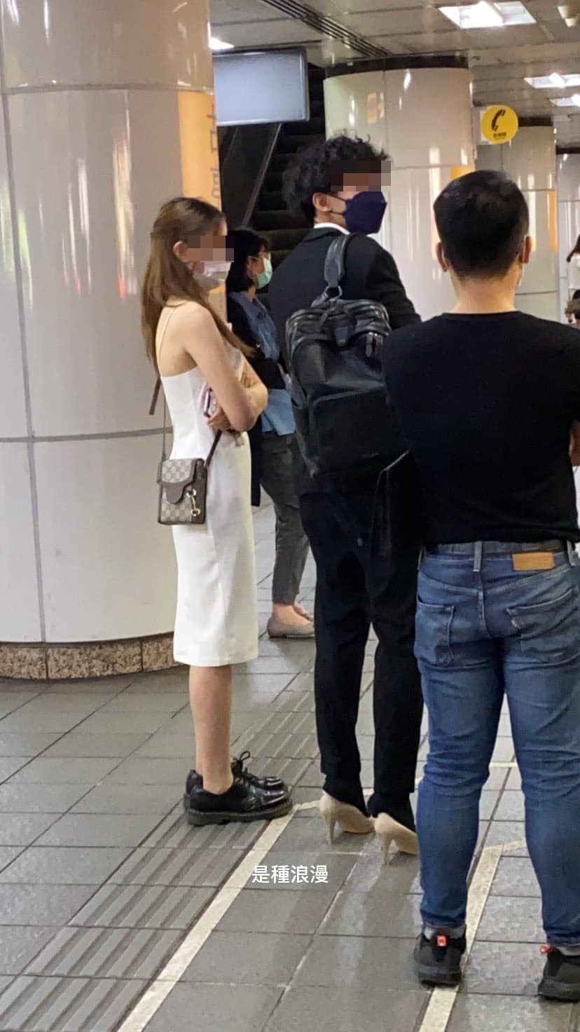 一對情侶在北捷等捷運，腳下卻意外成為亮點。（翻攝自臉書「路上觀察學院」）
