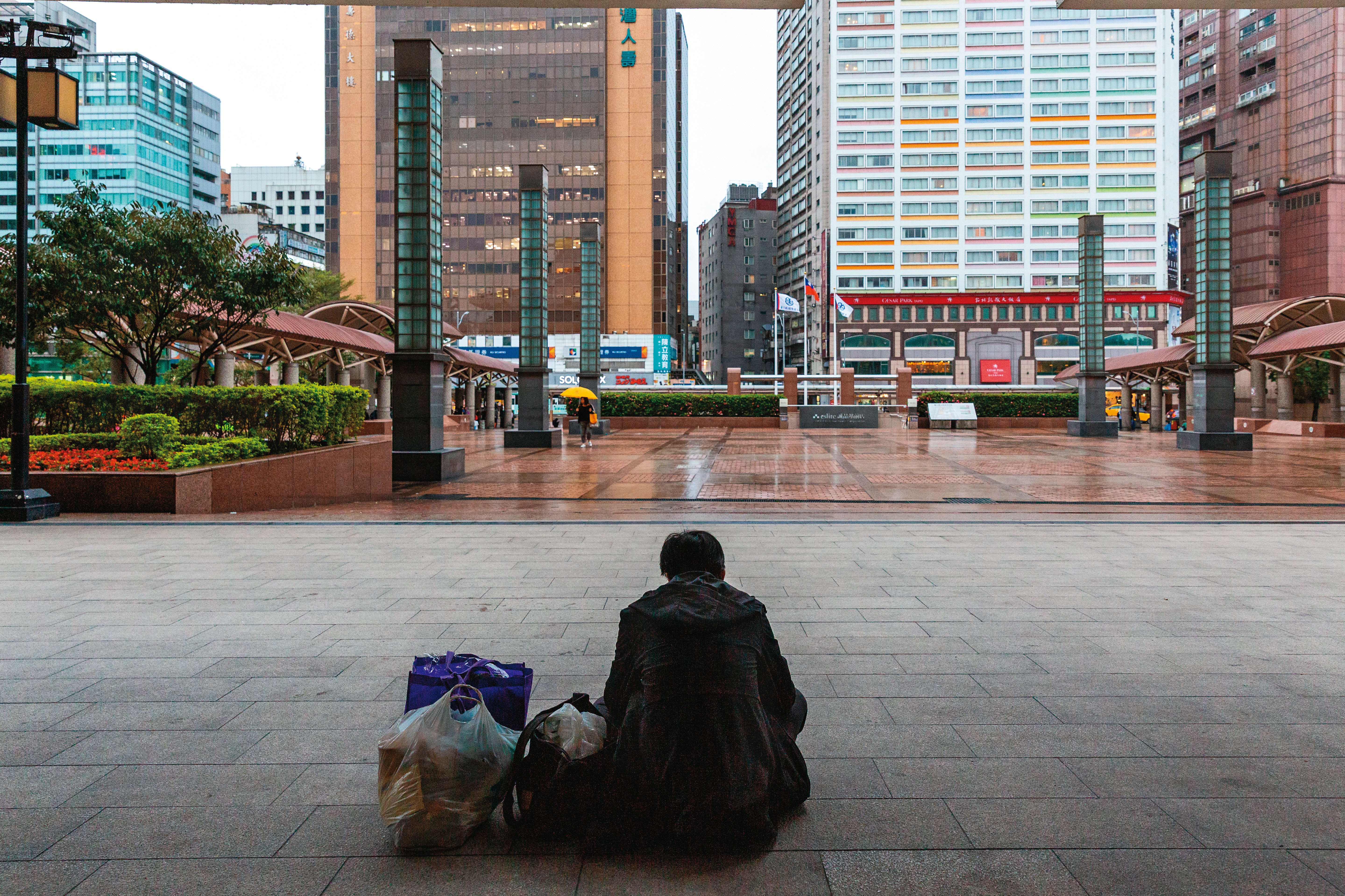 走投無路才有可能鋌而走險，不少無家可歸的經濟弱勢就曾因販賣個資而成了詐騙幫助犯。