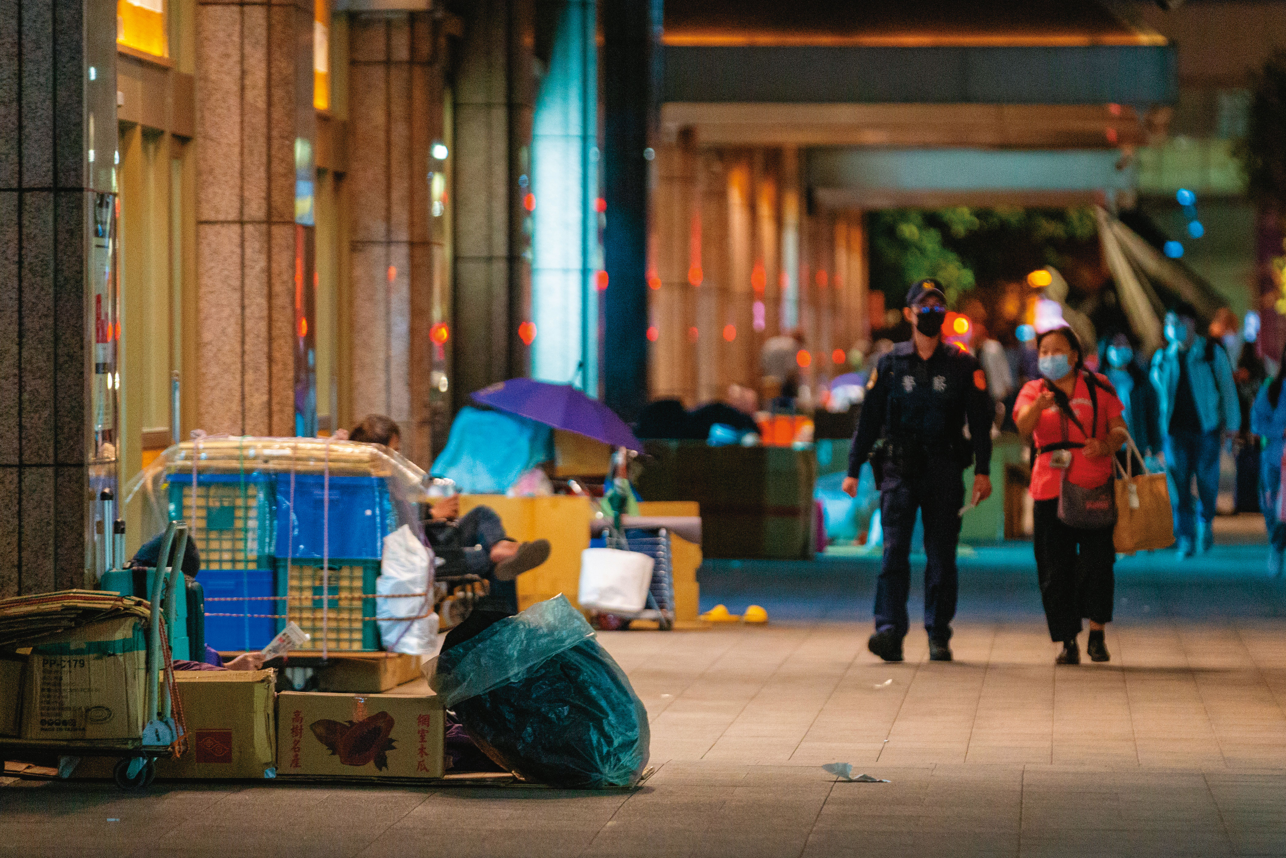 無家者居無定所，不但容易捲入各種犯罪，還會因為收不到法院通知遭通緝，在法庭上留下壞印象。