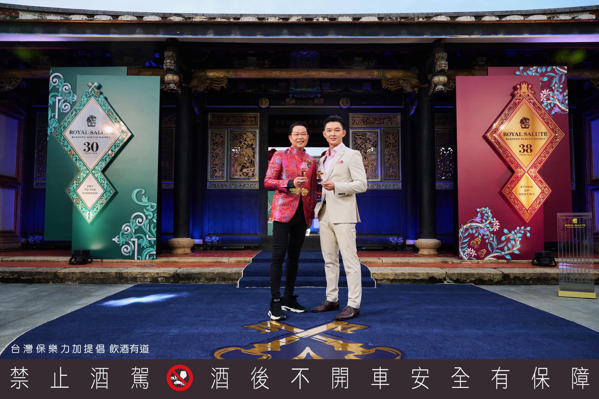 保樂力加董事總經理Terence(左)與皇家禮炮品牌大使Jacob(右)於宅邸正門前合影。(台灣保樂力加提供)