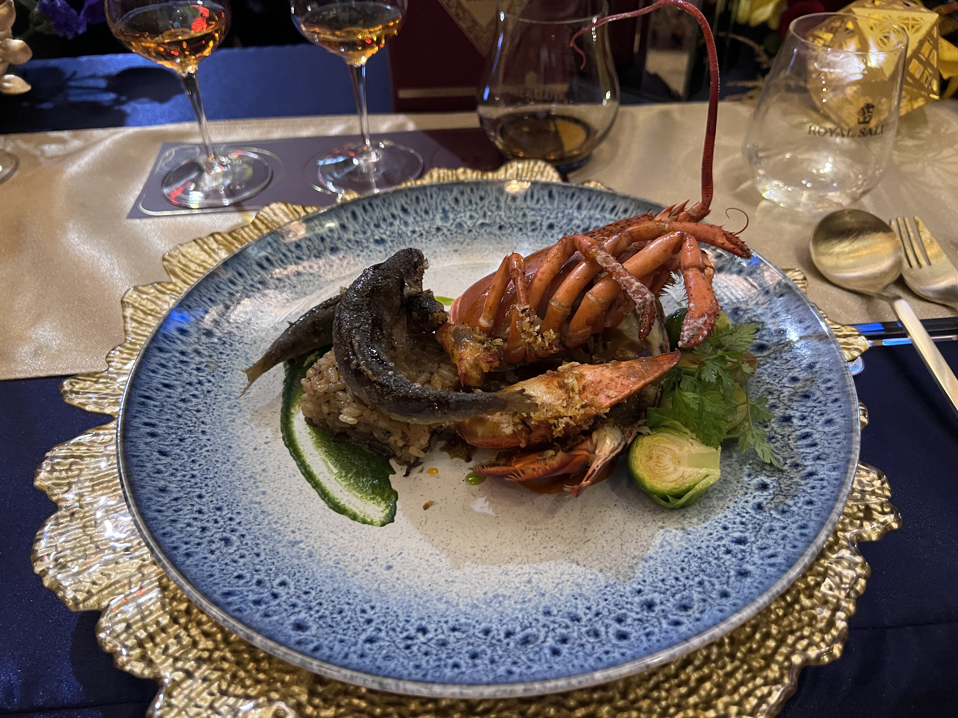雙主菜「魚躍龍門」安排香魚和龍蝦同框。