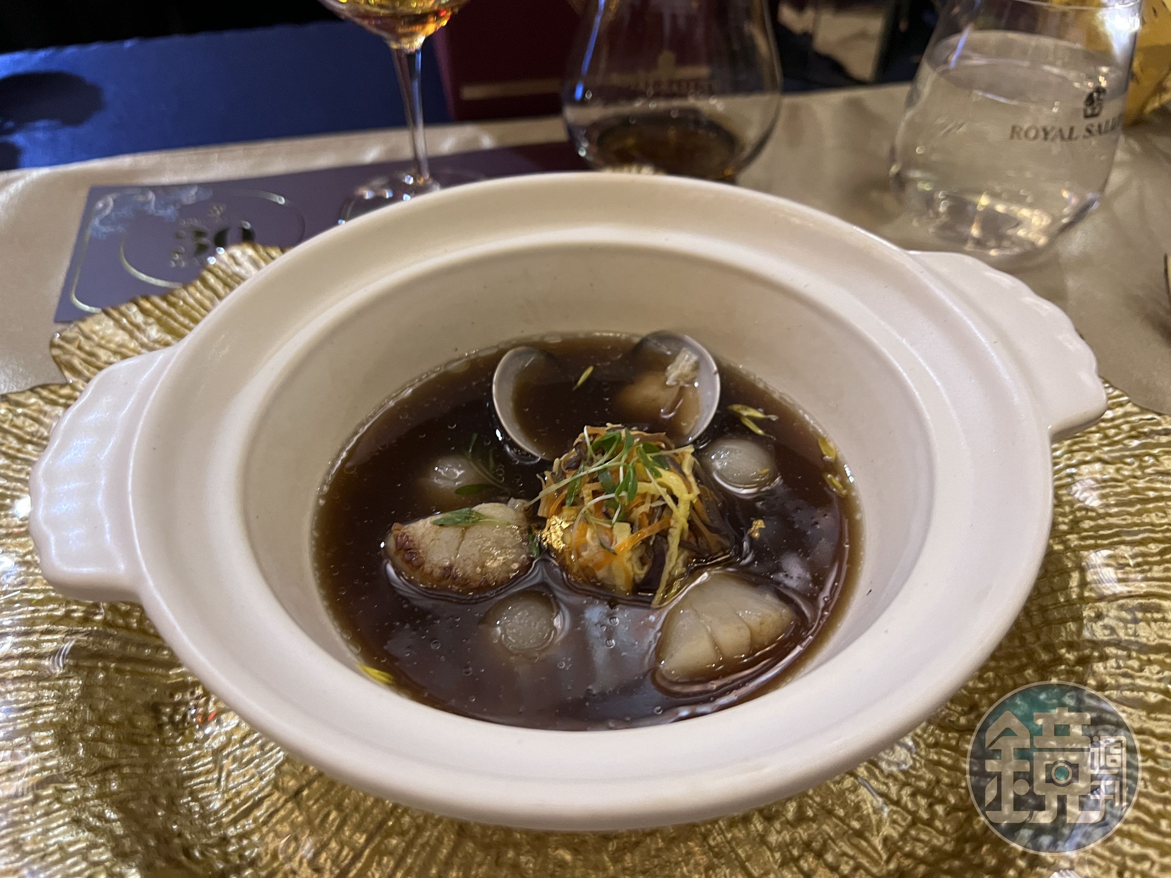 「甘泉玉露」的手工三絲海鮮球吸飽湯汁精華。