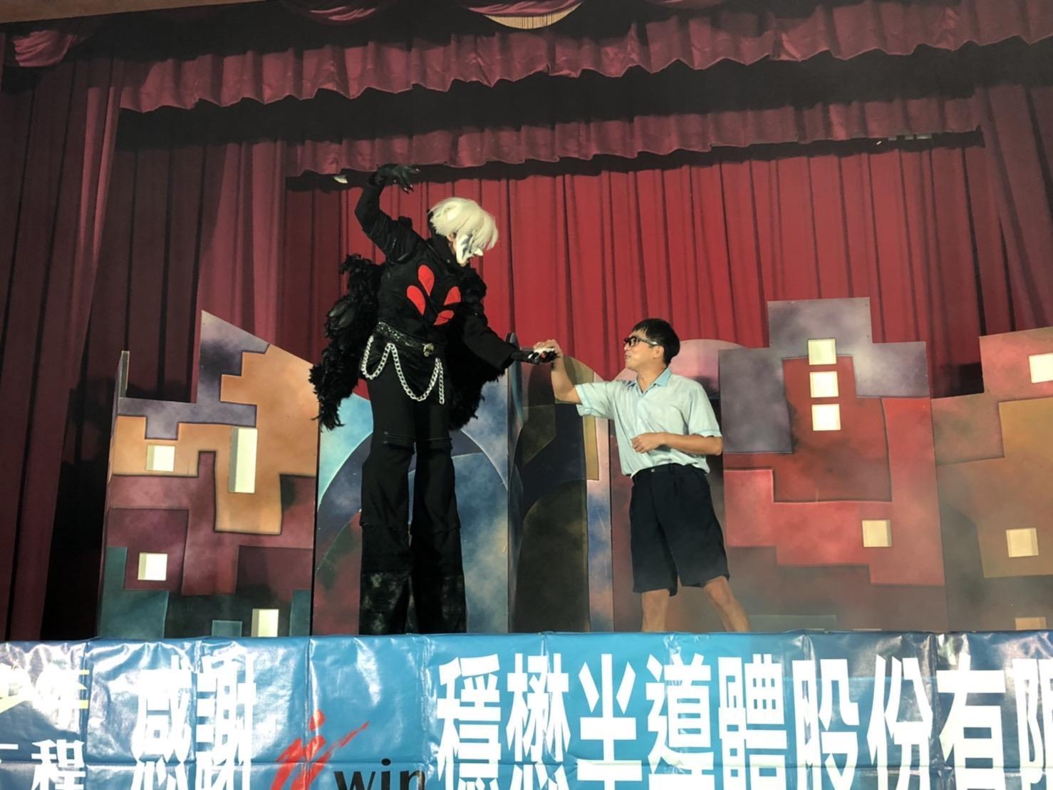 「青少年反毒戲劇工程」今（30日）於新北市瑞芳國中演出。（紙風車劇團提供）