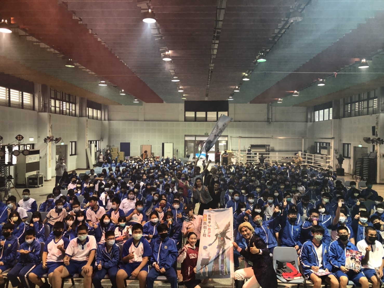 紙風車基金會「青少年反毒戲劇工程」持續巡迴全台國中演出，宣導反毒。（紙風車劇團提供）
