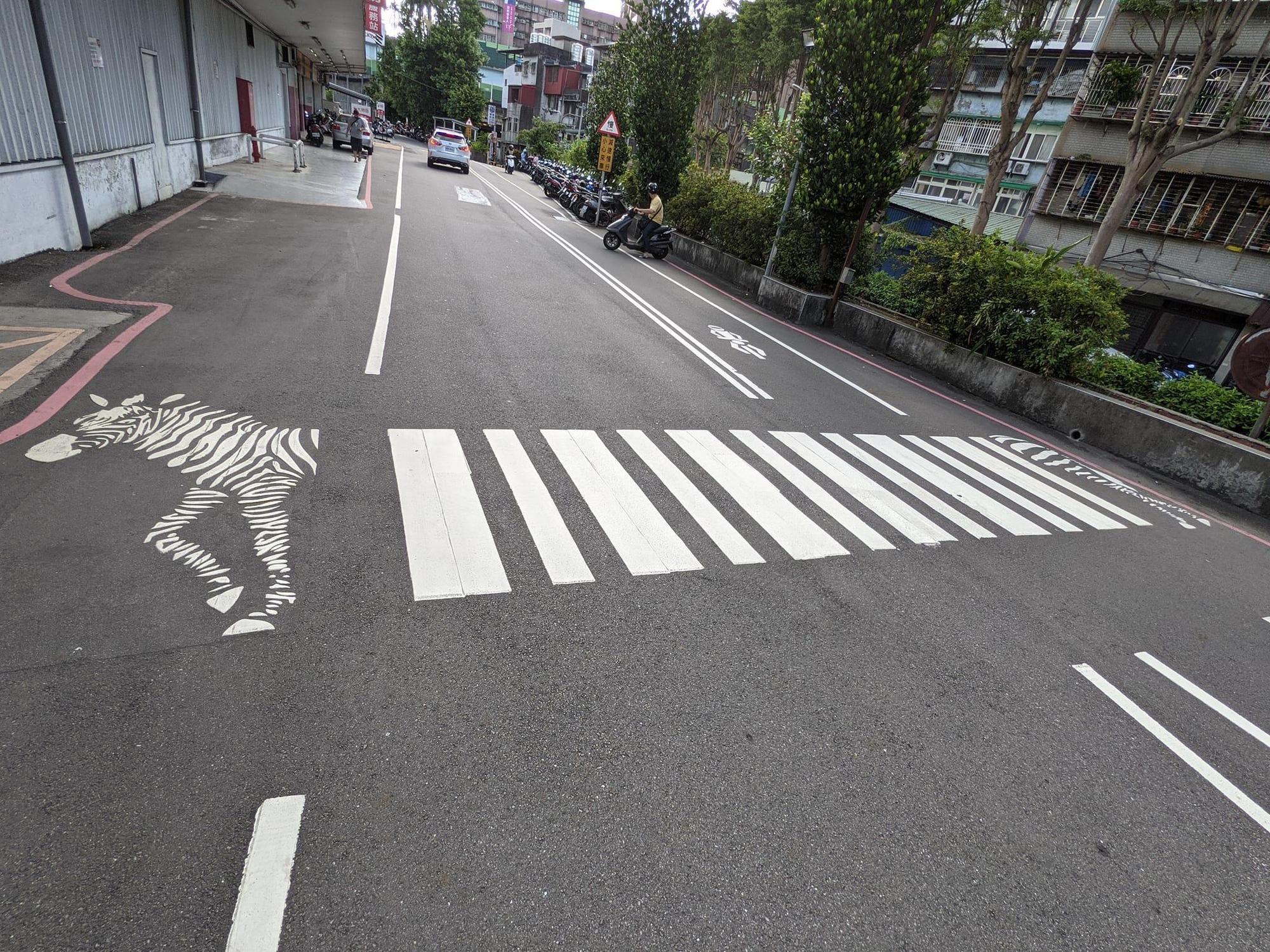 創意斑馬線不只有馬首,還有馬尾。(翻攝自路上觀察學院)