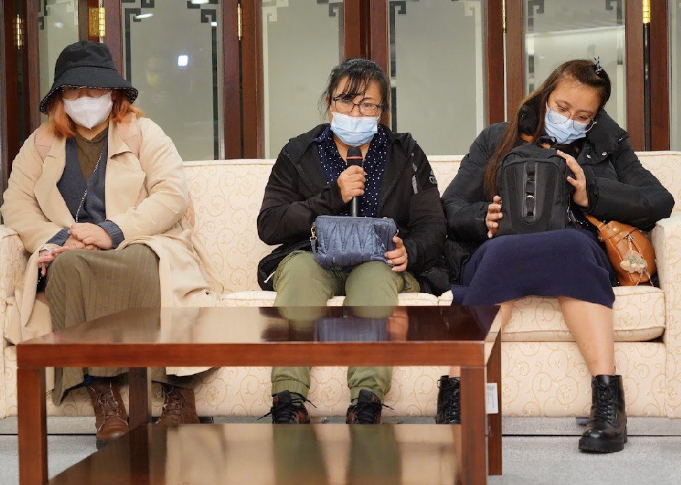 曾聖光的母親（中）、妻子（右）及姊姊（左）今天搭機返台。曾媽媽落淚表示，「永遠以有曾聖光這樣的兒子為榮」。（外交部提供）