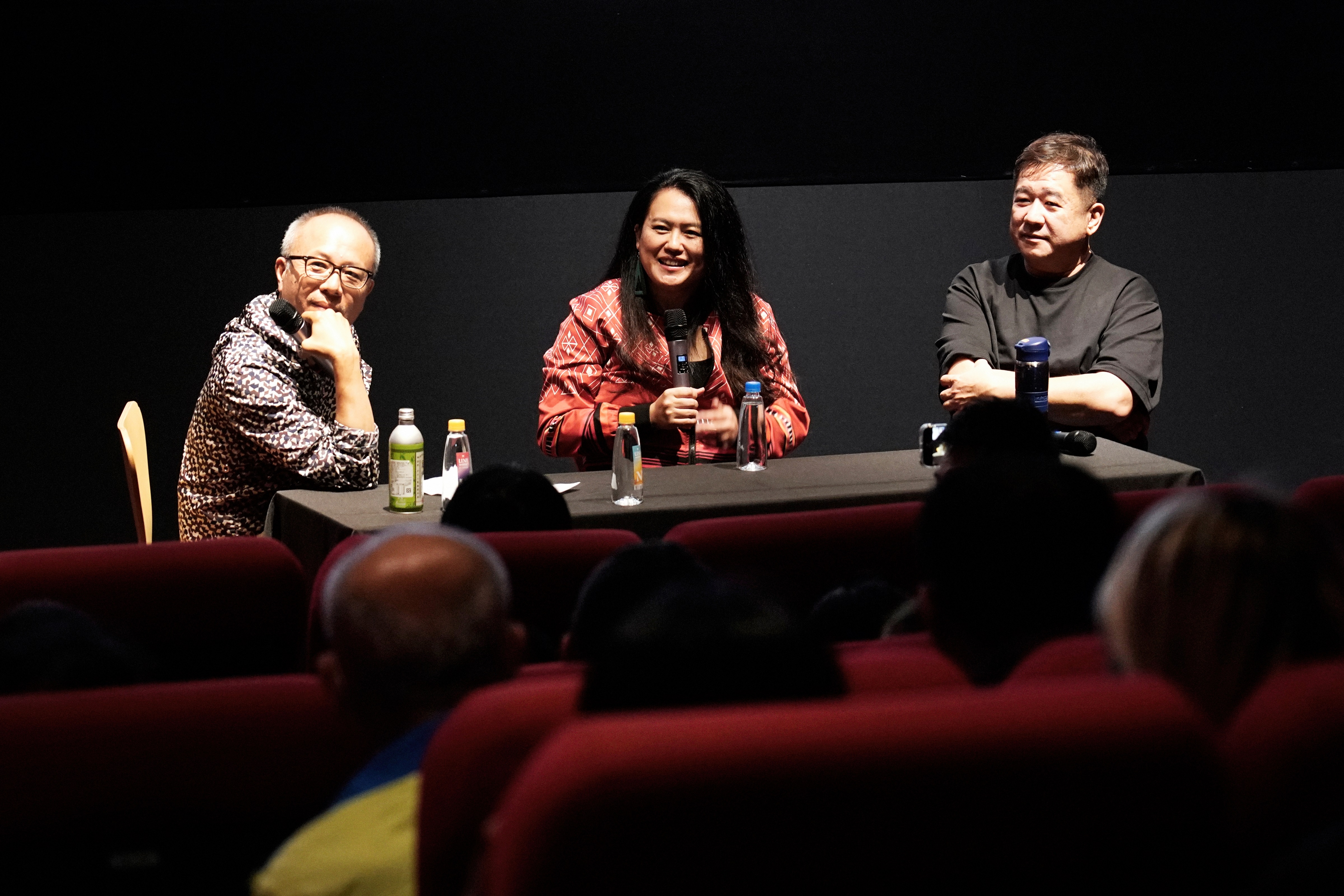 鍾孟宏（左）與陳潔瑤（中）兩位金馬導演舉辦「當陽光普照哈勇家」對談，監製瞿友寧擔任引言。（華映）