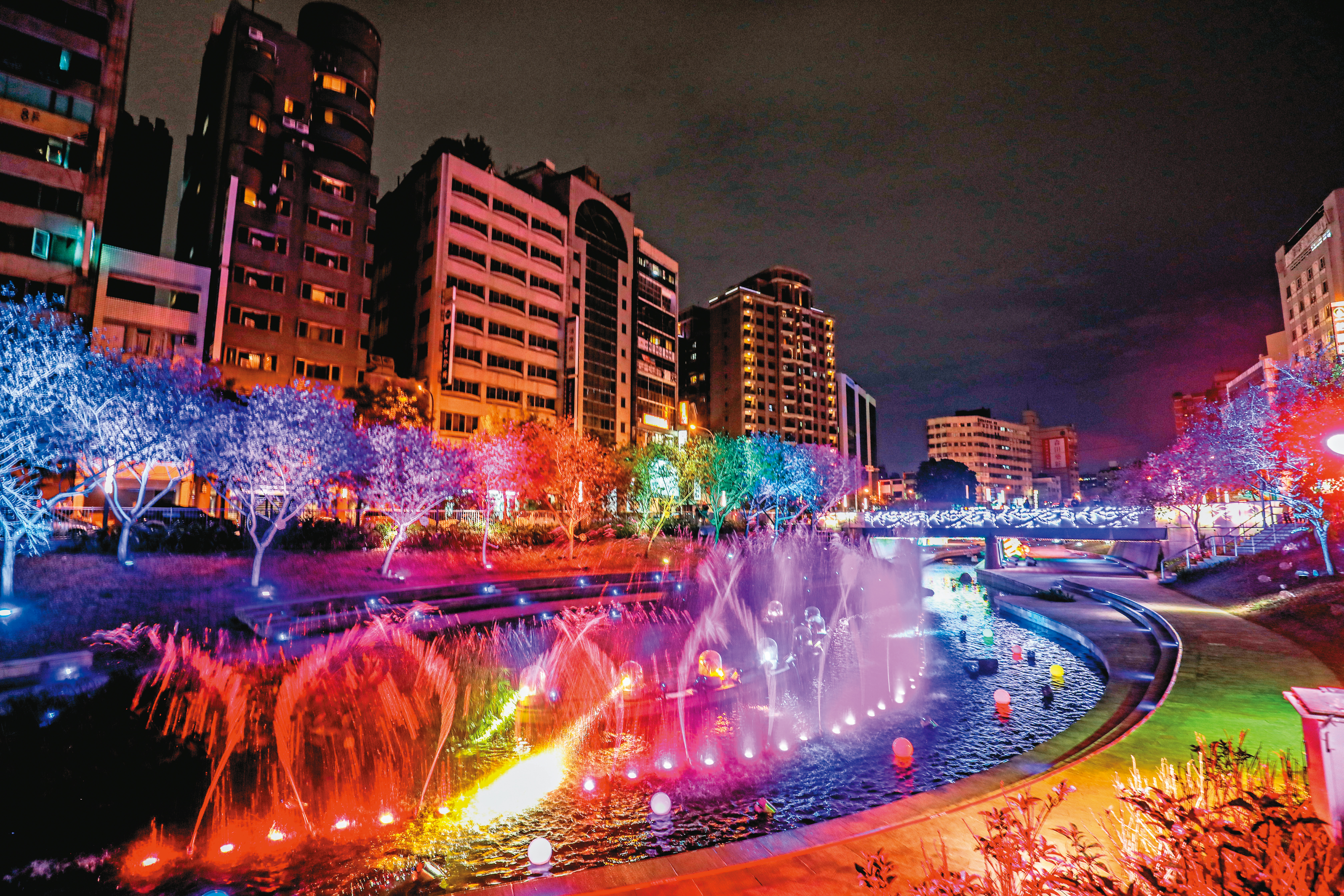 「二○二○台中好YA誕」的水舞燈光秀,將柳川化為五彩繽紛的幻境。