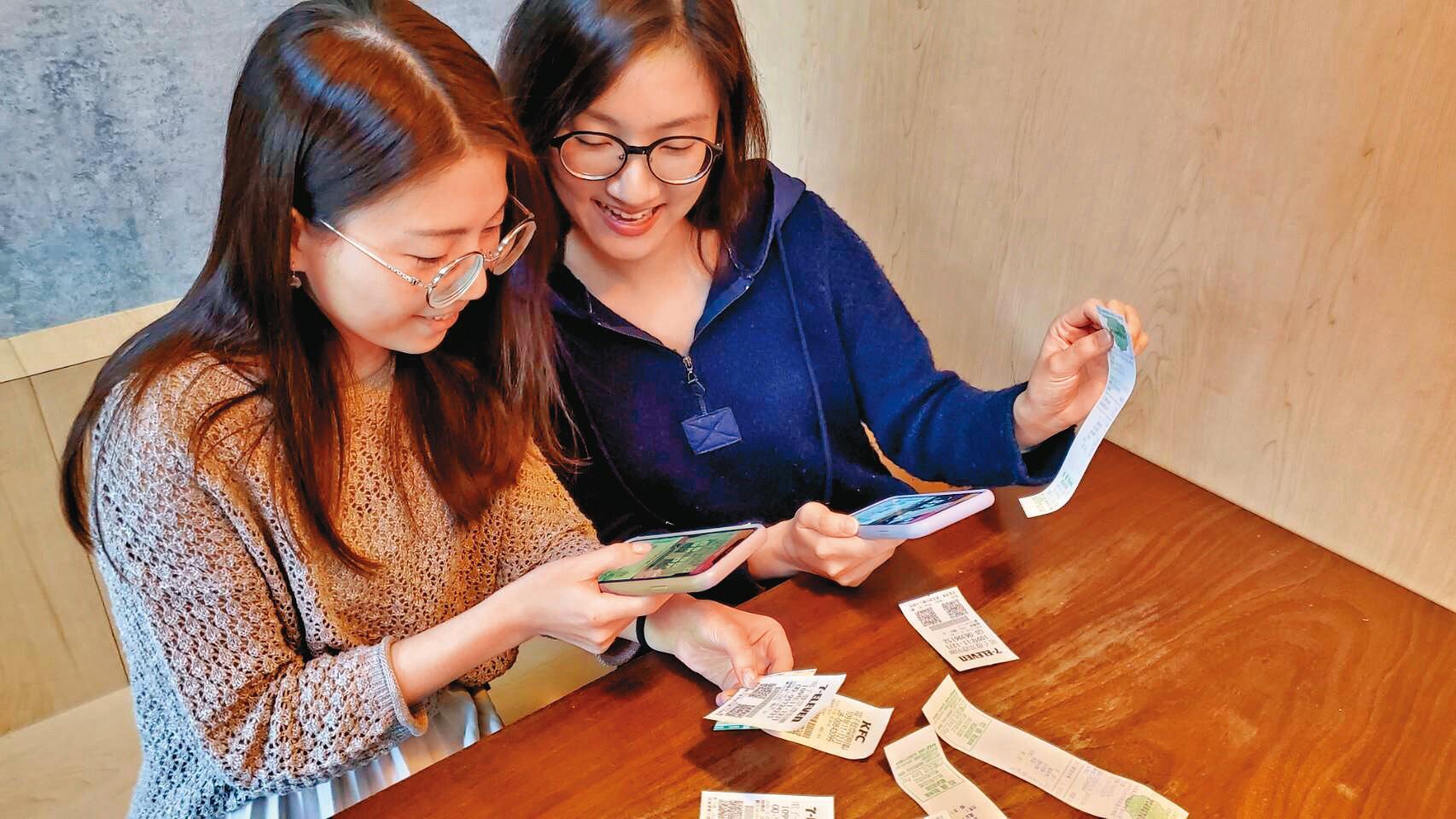  下載台中購物節App，累計消費金額、兌獎一指搞定。
