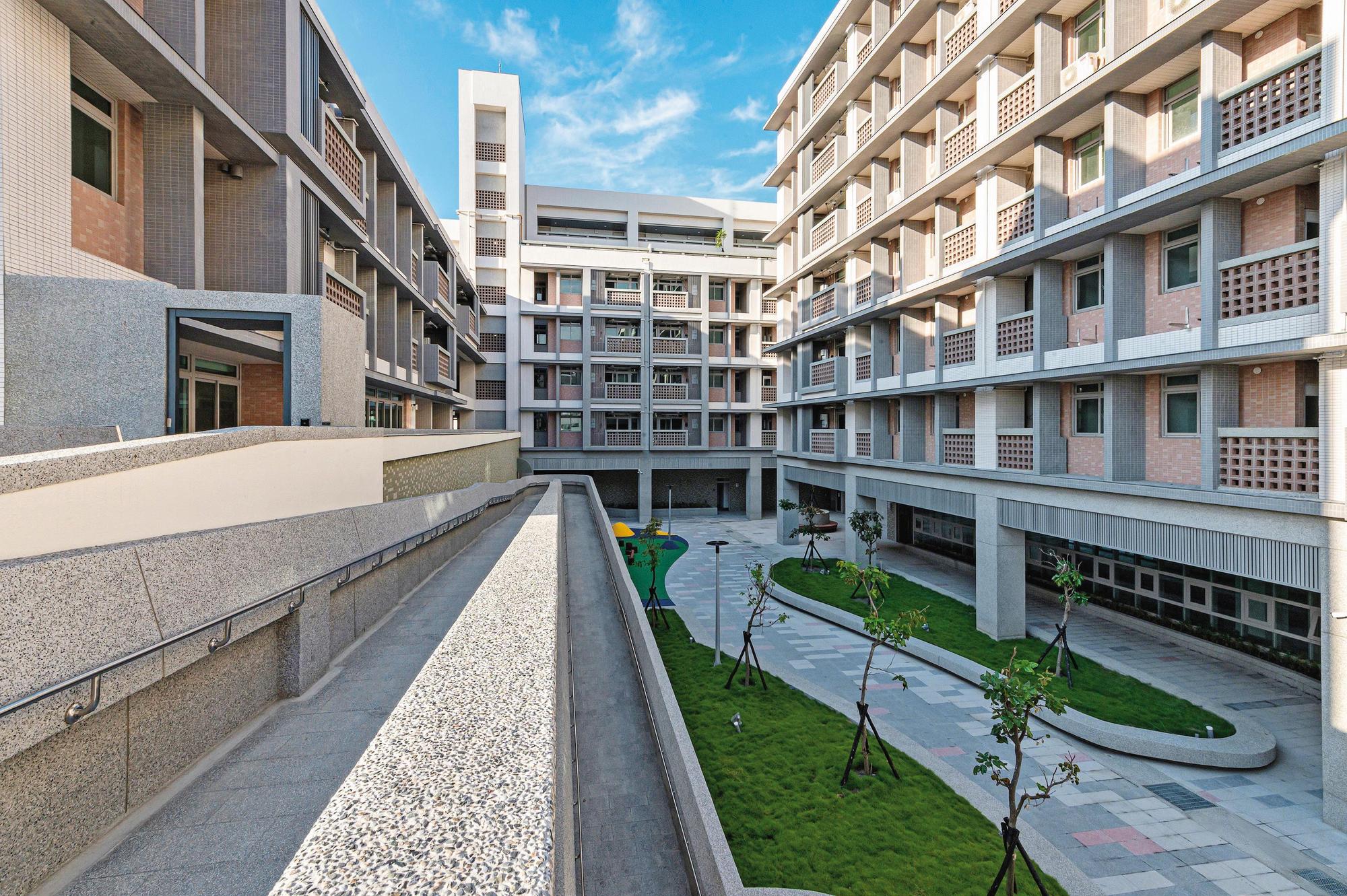 台中海線第一座社會住宅，配合臨海的地理位置設計控制風環境的內庭空間。