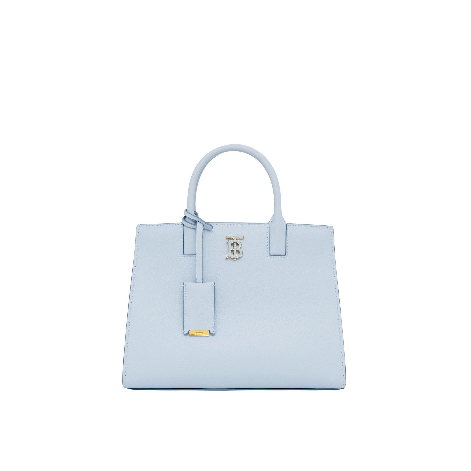 淡藍色粒面皮革迷你Frances包。NT$85,000(BURBERRY提供)
