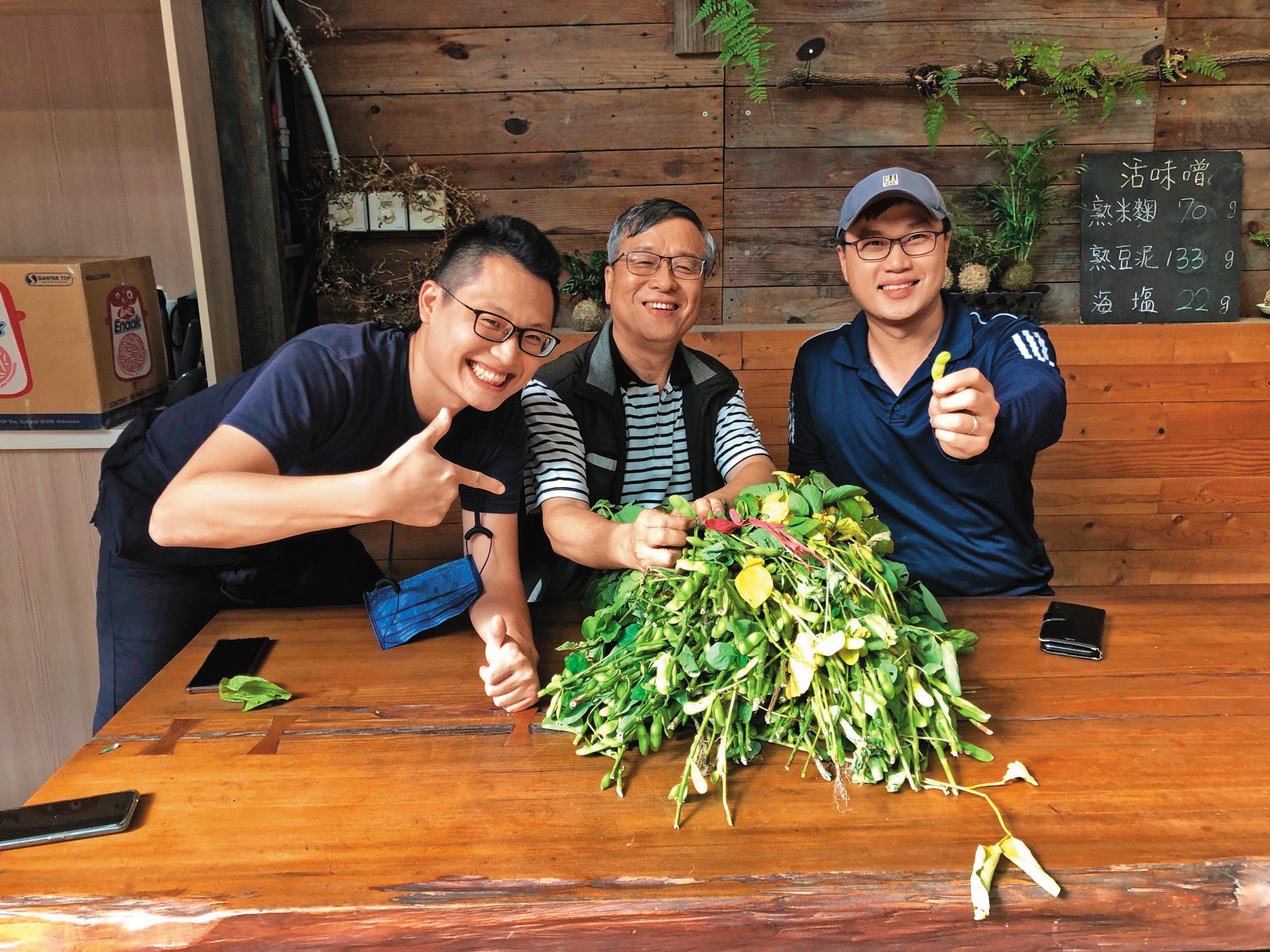 獲選第6屆百大青農的陳建瑋〈右〉積極推廣國產大豆種植，並跨界開發如豆乳霜淇淋等商品。