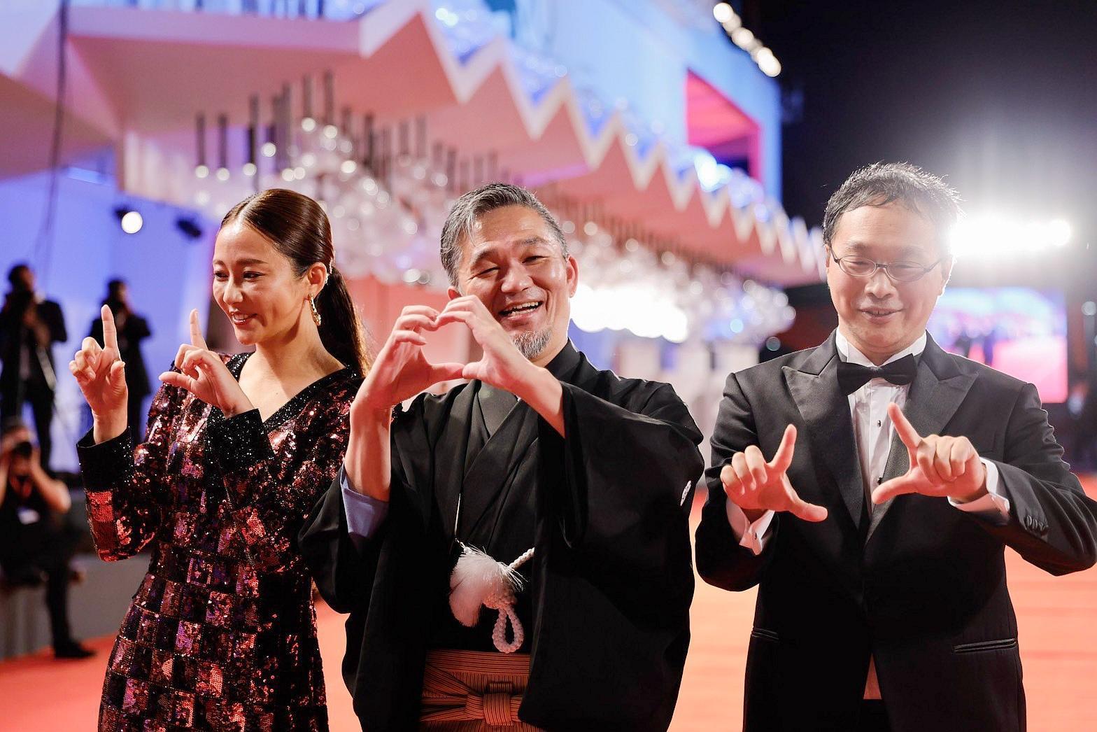 威尼斯紅毯上，木村文乃、深田晃司、砂田原子3人一起比手語的畫面成為焦點。（海鵬）