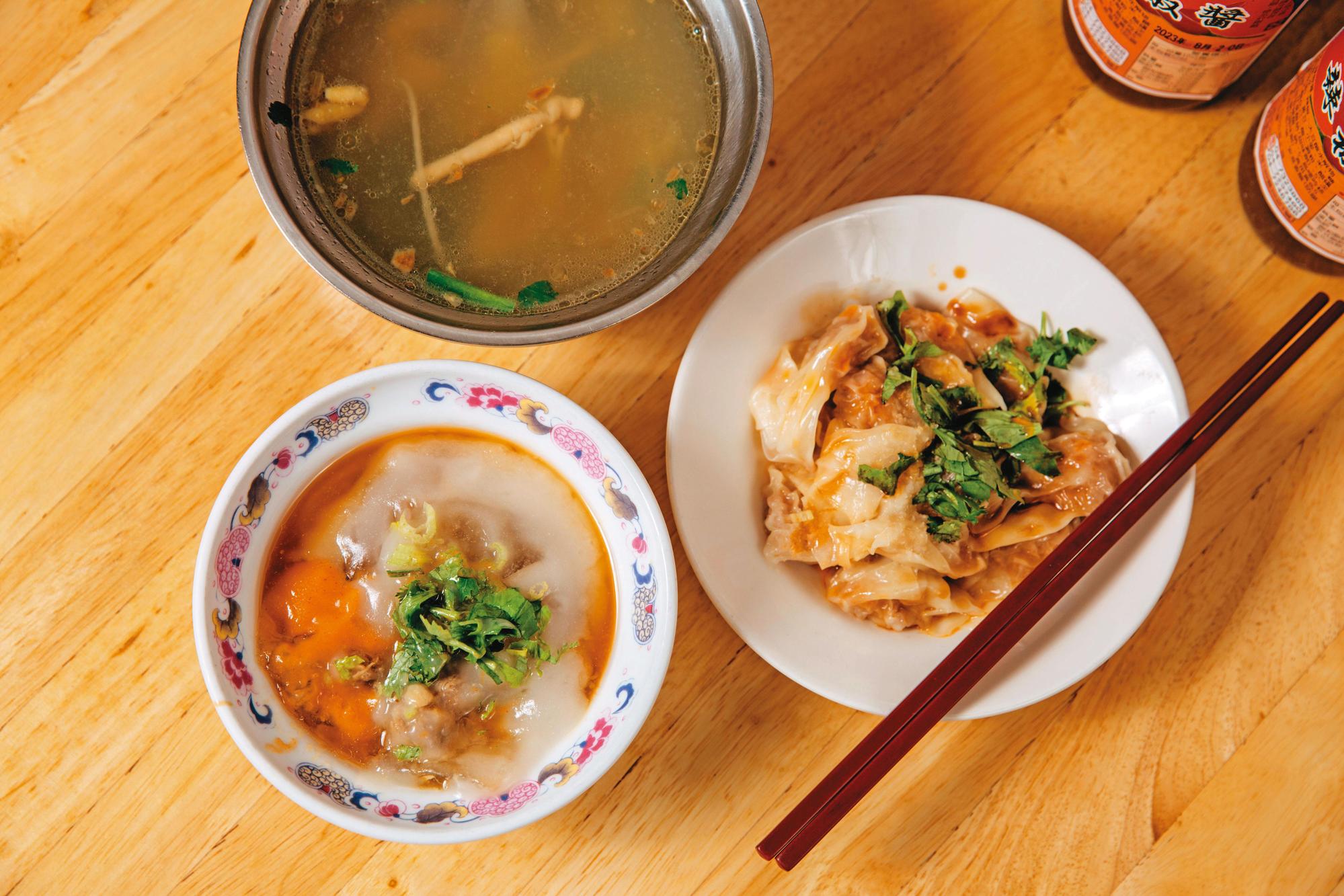 歷史悠久的「肉圓清」，肉圓的內餡以手工多次摔打，打出紮實口感。